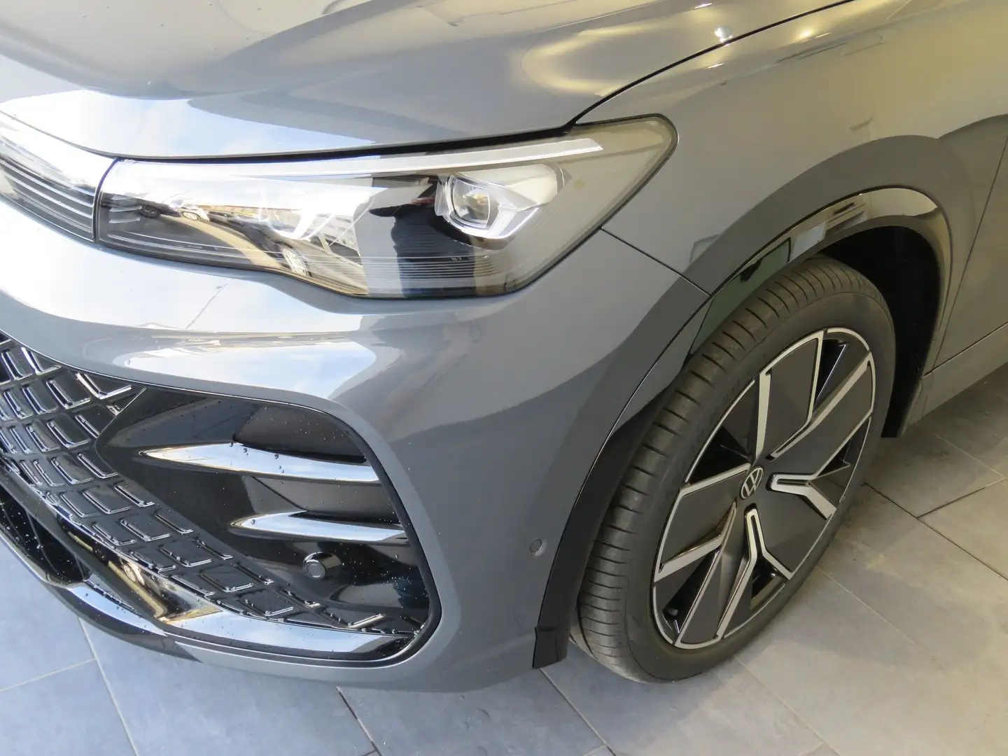 Volkswagen Tiguan Sport TDI DSG Grau - 2