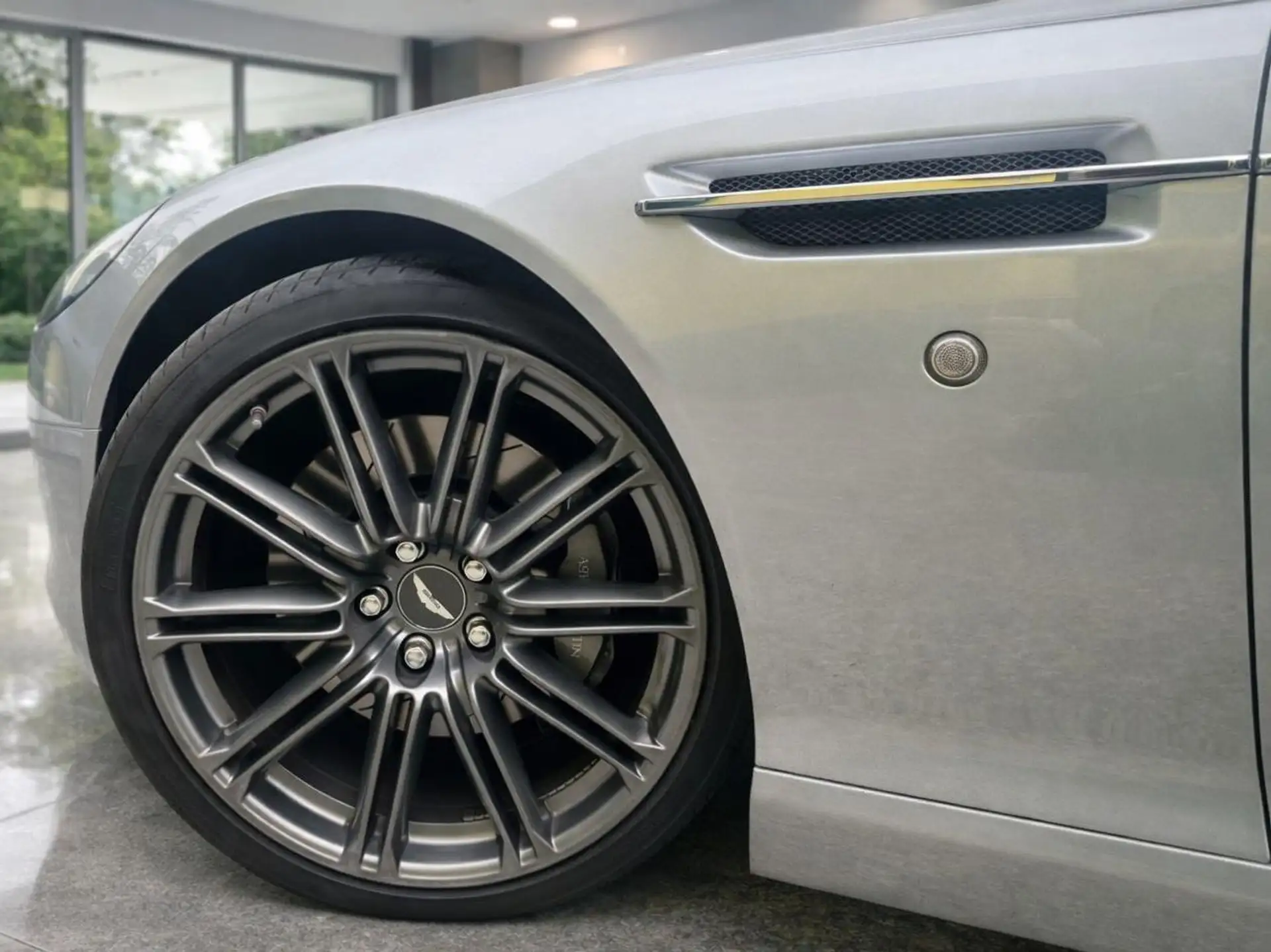애스턴마틴 DB9 Coupe 2005 화이트 사진 4