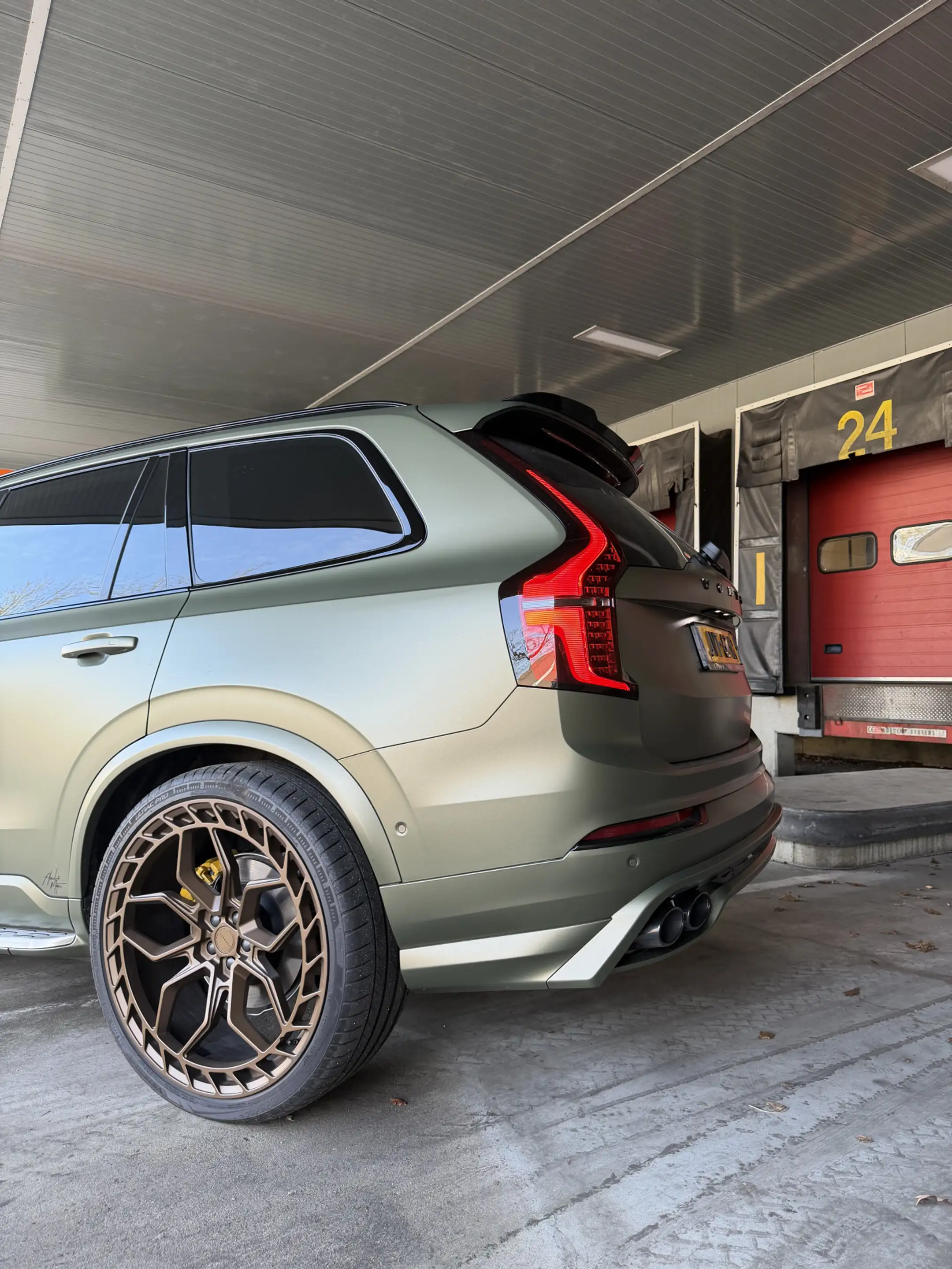 Volvo XC90 2.0 T8 Plug-in hybrid AWD Ultra Black Edition Spec — photo 11