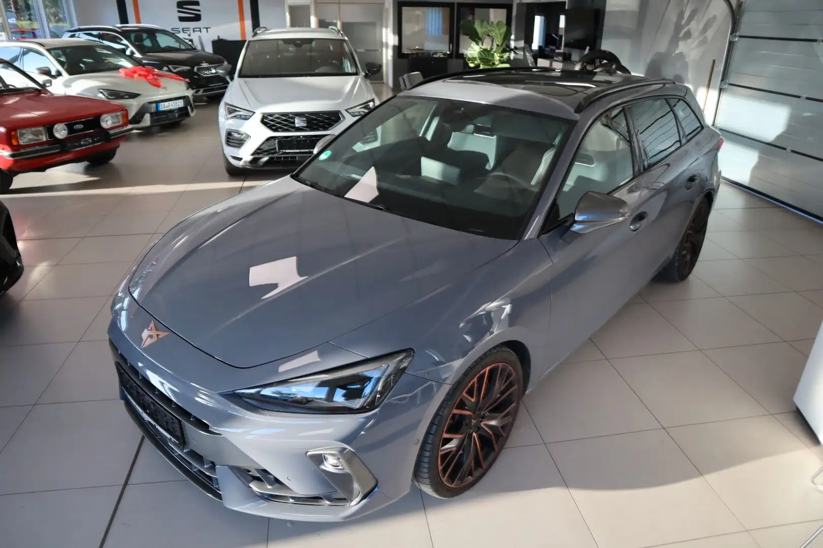 CUPRA Leon Sportstourer VZ/PANO/AHK/SENNHEISER/DAB Grau - 2