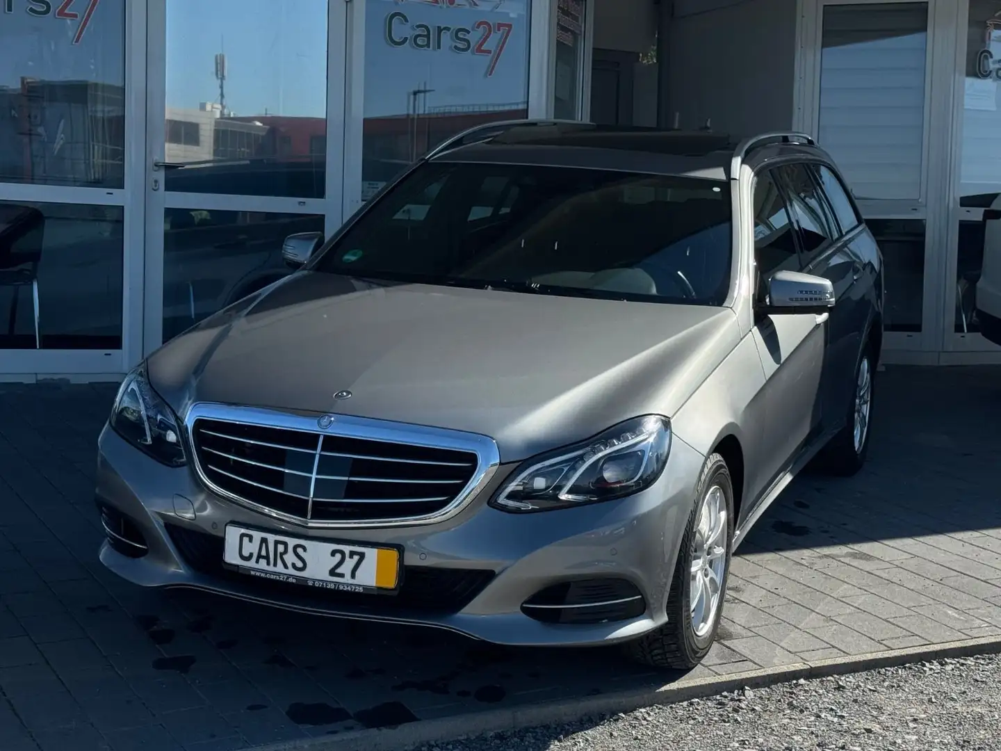 Mercedes-Benz E 200 CGI Navi Leder Schiebedach AHK H&K Kamera Silber - 1