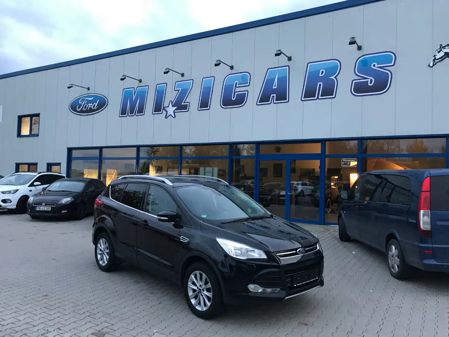 Ford Kuga 1.5 EcoB. 2x4 Titanium Navi Totwinkel el. Heckkl Schwarz - 2
