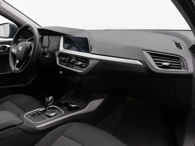 BMW 1 Series view 24