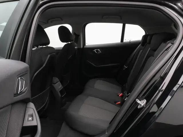 BMW 1 Series view 25
