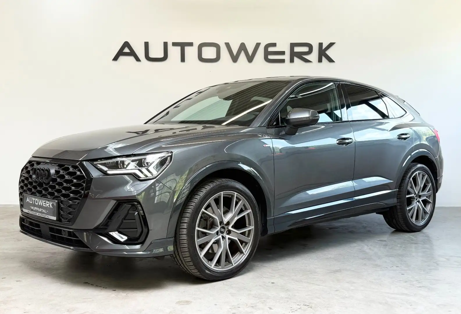 Audi Q3 Sportback 45 TFSI quattro*S LINE*STANDHEIZUNG Grijs - 2