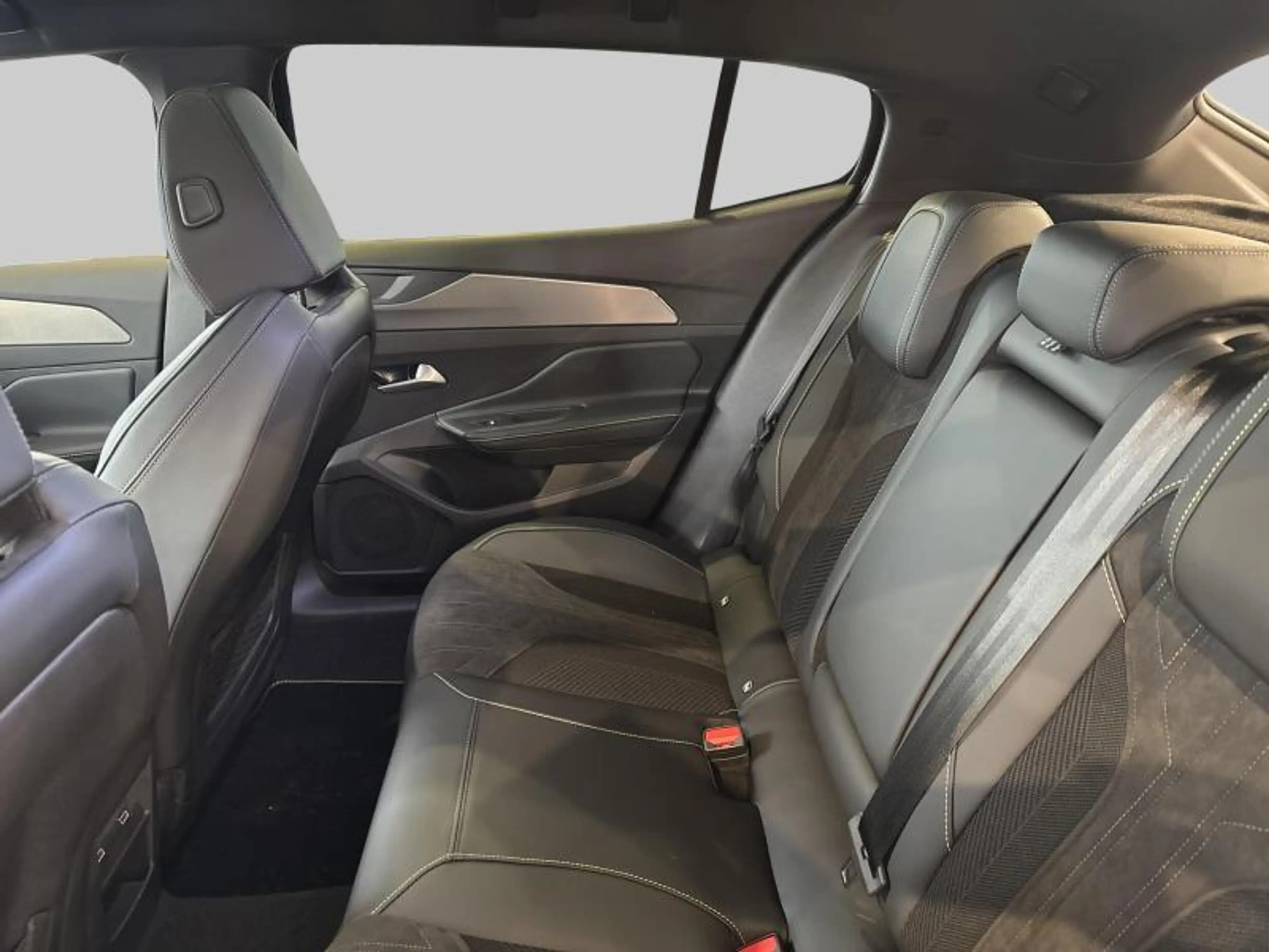 Peugeot 408 GT Plug-In Hybrid 225 EAT8 — photo 12