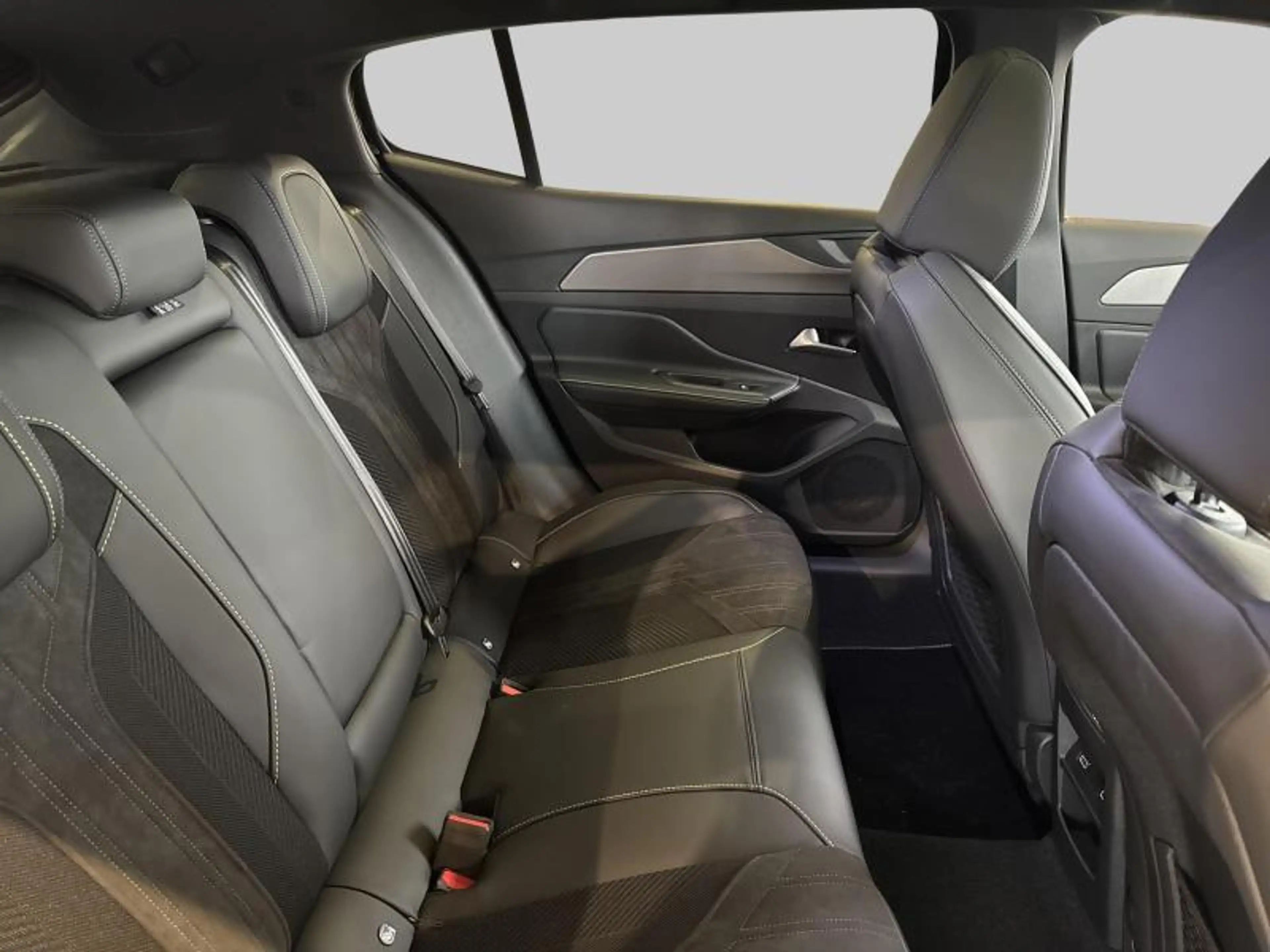 Peugeot 408 GT Plug-In Hybrid 225 EAT8 — photo 10