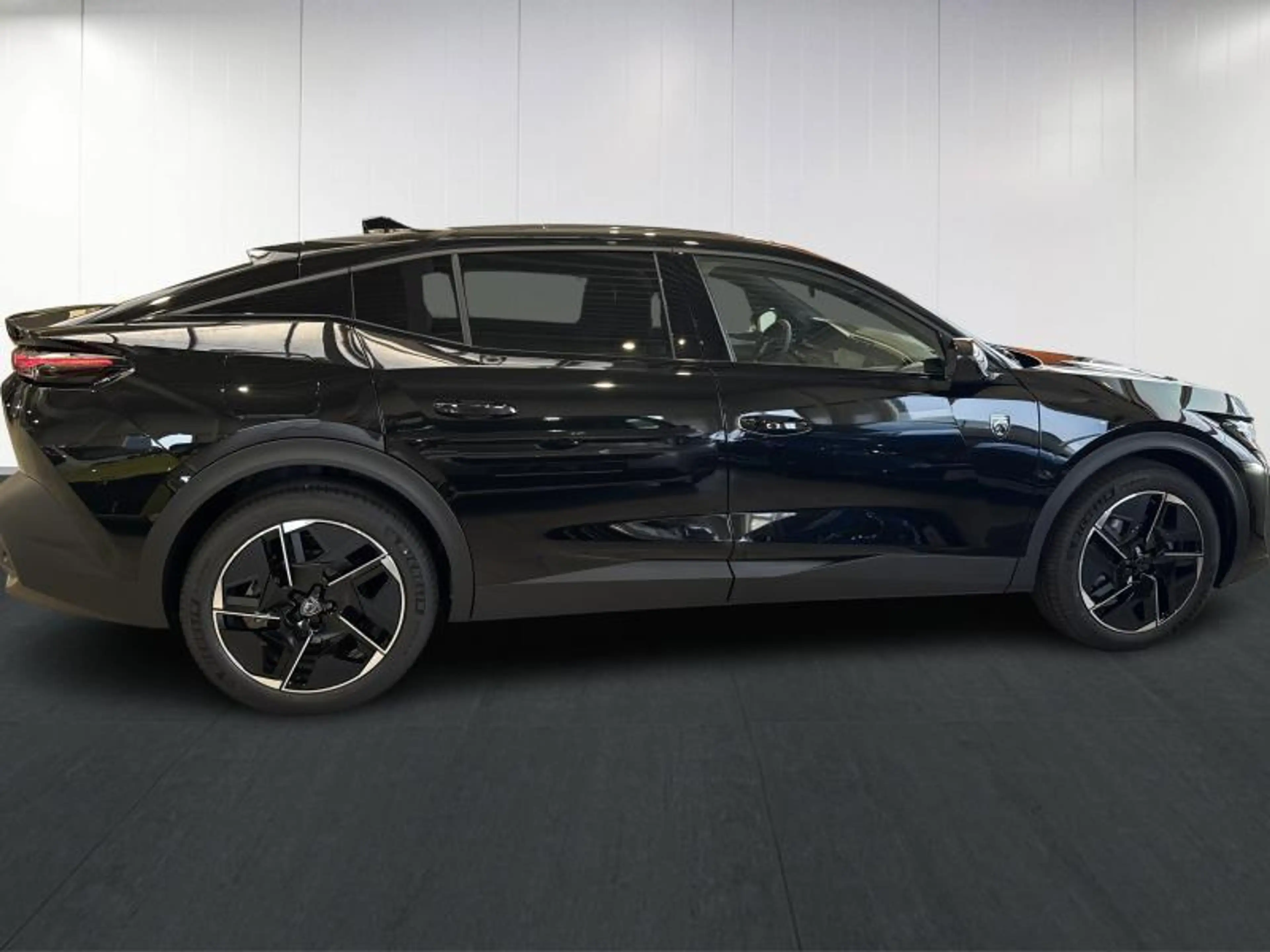 Peugeot 408 GT Plug-In Hybrid 225 EAT8 — photo 8