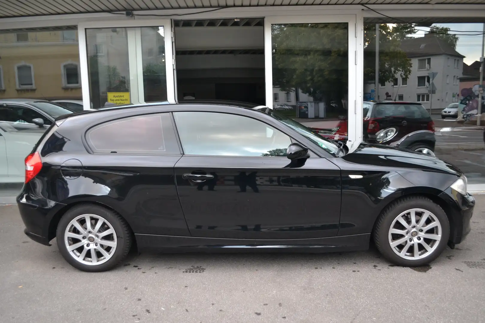 BMW 116 i 2.0  *KLIMA*ALARM*PDC*SPORTLENKRAD*TEMPOMAT crna - 1