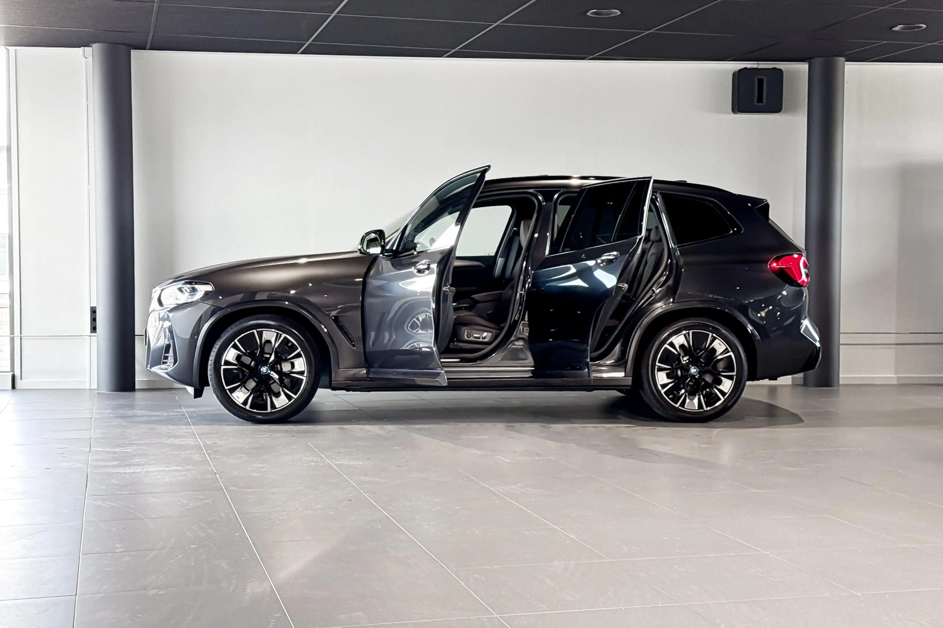 BMW iX3 High Executive | Glazen Panoramadak | Harman Kardo — photo 3