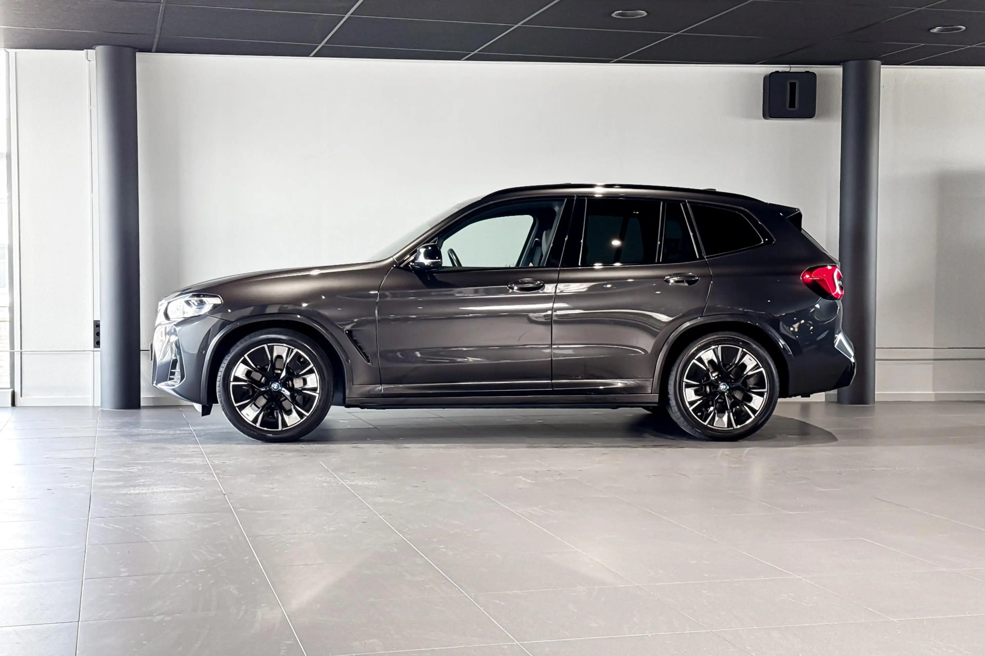 BMW iX3 High Executive | Glazen Panoramadak | Harman Kardo — photo 2