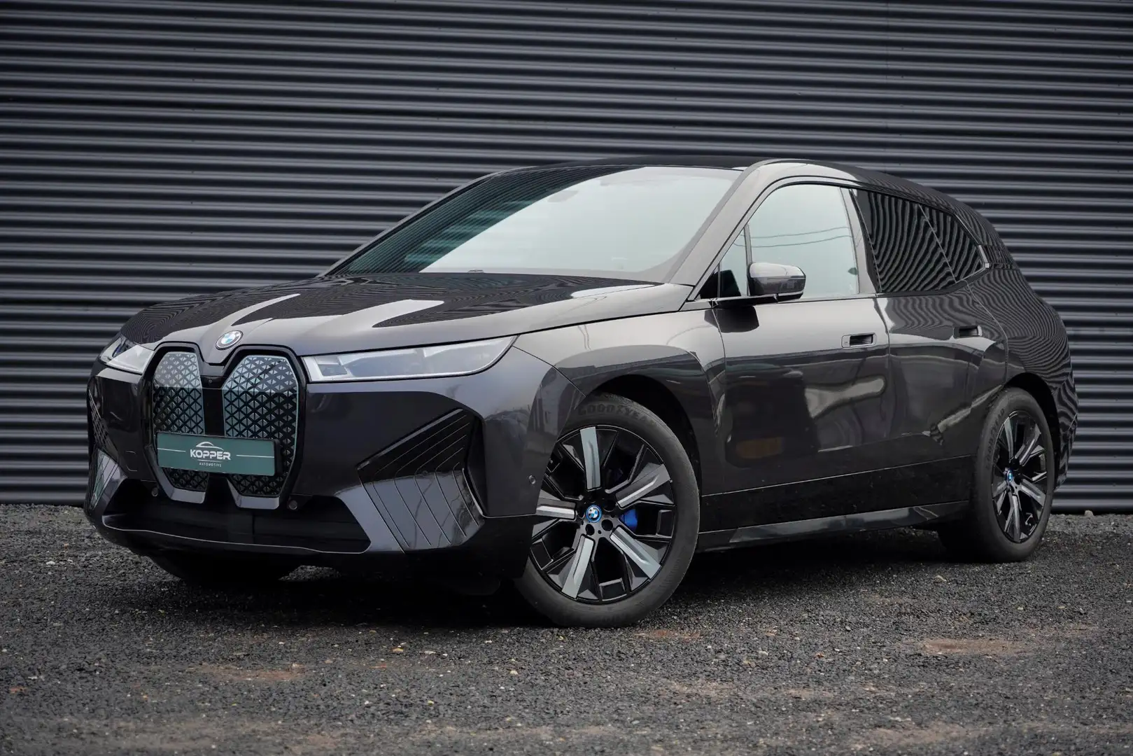 BMW iX xDrive40 Excellence 77 kWh / M-Sportpakket / Pano Grijs - 1