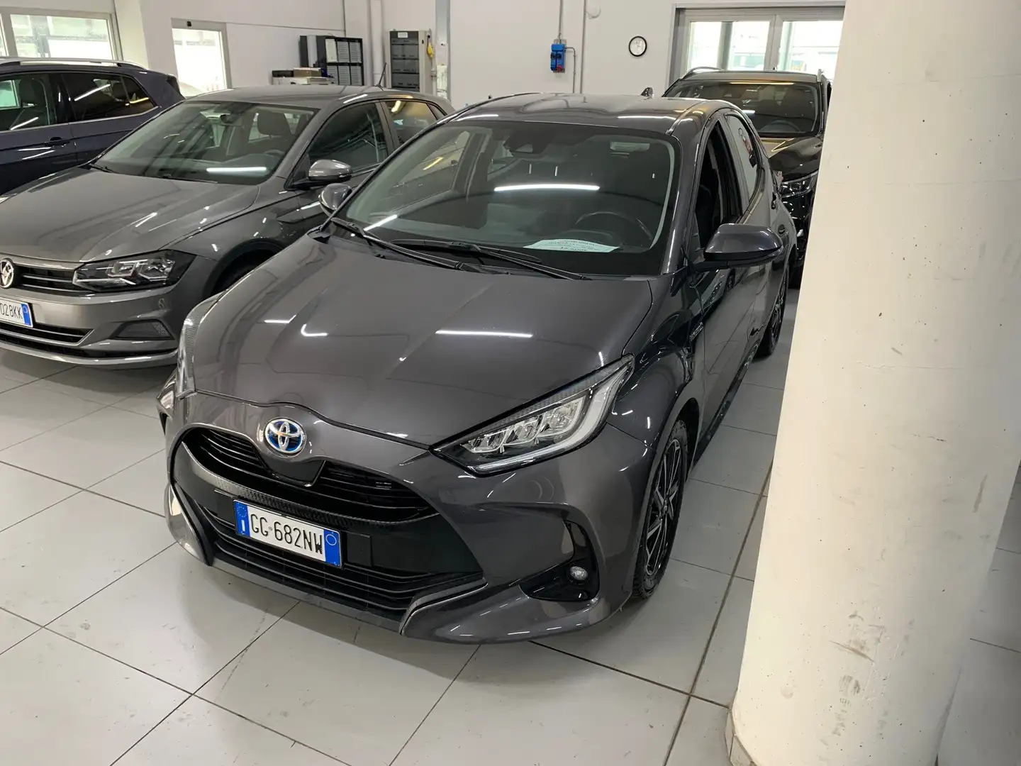 Toyota Yaris Yaris 1.5h Trend Gris - 1