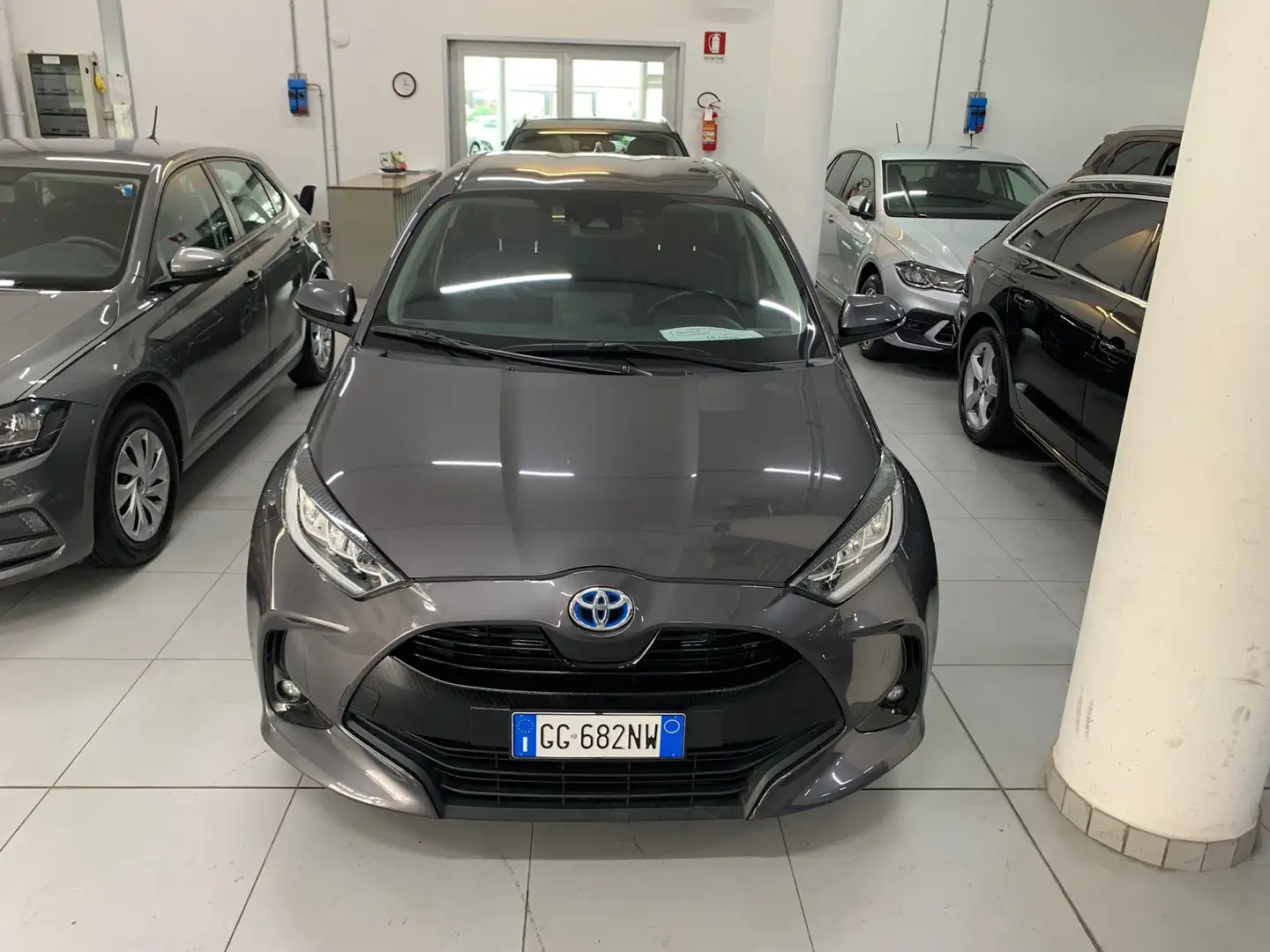 Toyota Yaris Yaris 1.5h Trend Gris - 2