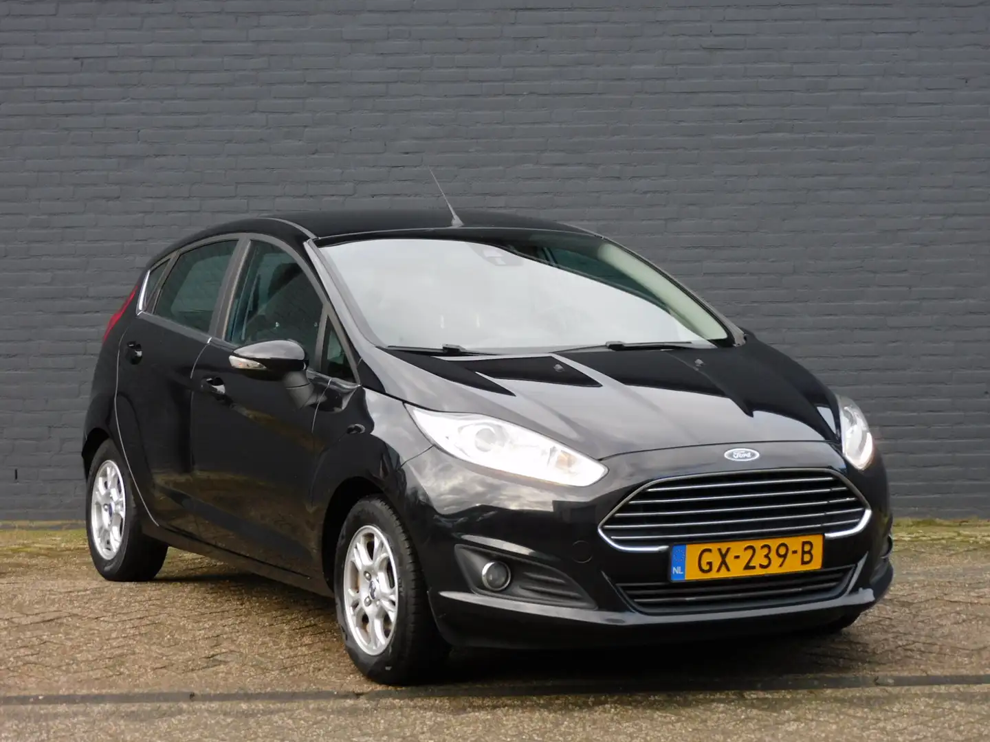 Ford Fiesta 1.5 TDCi Titanium Lease 2e EIGENAAR! NIEUWE DISTRI Zwart - 2