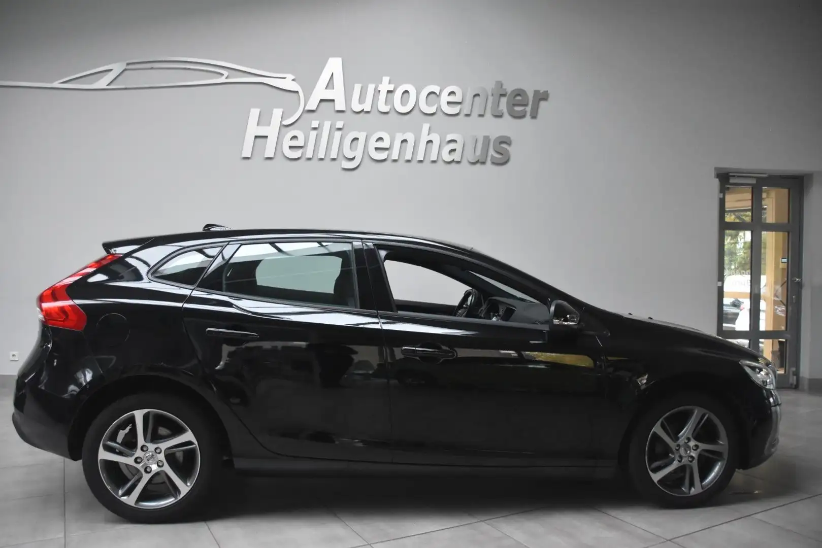 Volvo V40 2.0 Momentum LED Navi Kamera Tempo PDCV+H Schwarz - 2