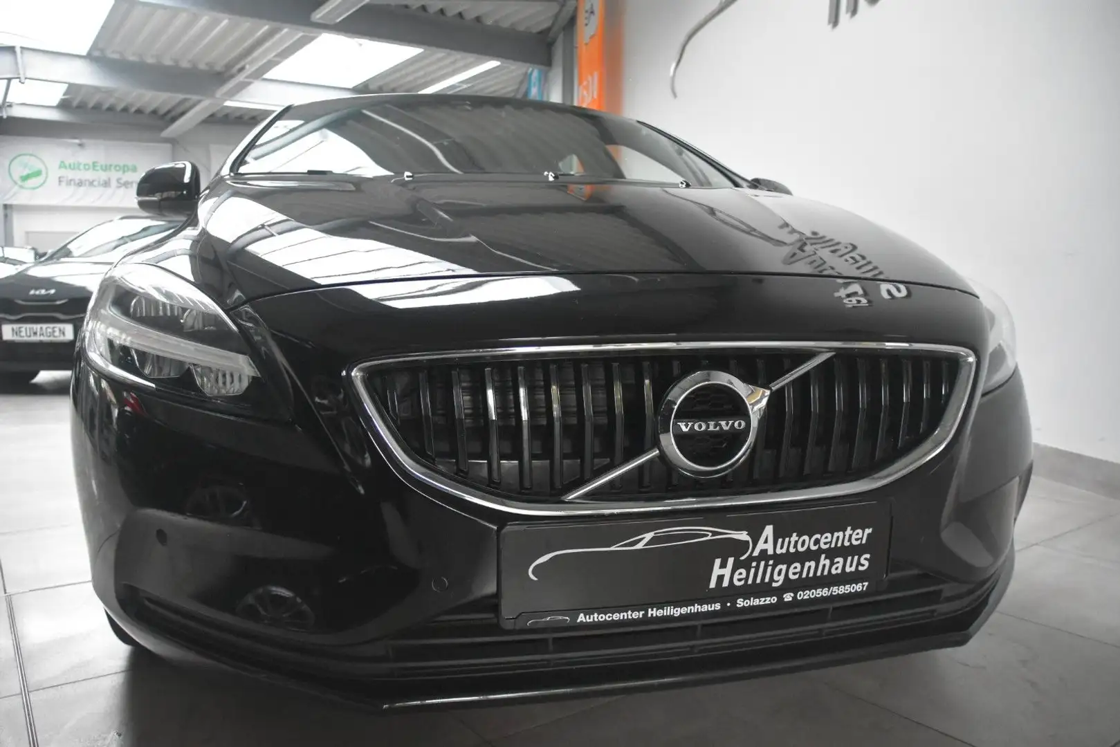 Volvo V40 2.0 Momentum LED Navi Kamera Tempo PDCV+H Schwarz - 1