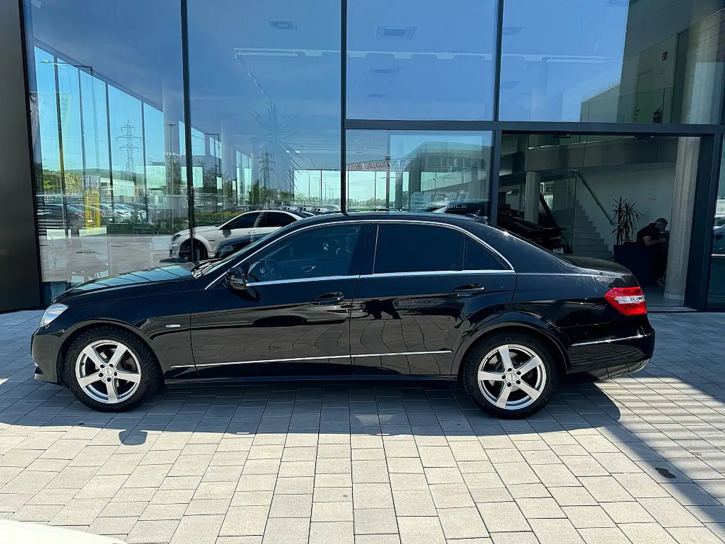 Mercedes-Benz E 200 Avantgarde BlueEfficiency CDI Aut. Zwart - 2