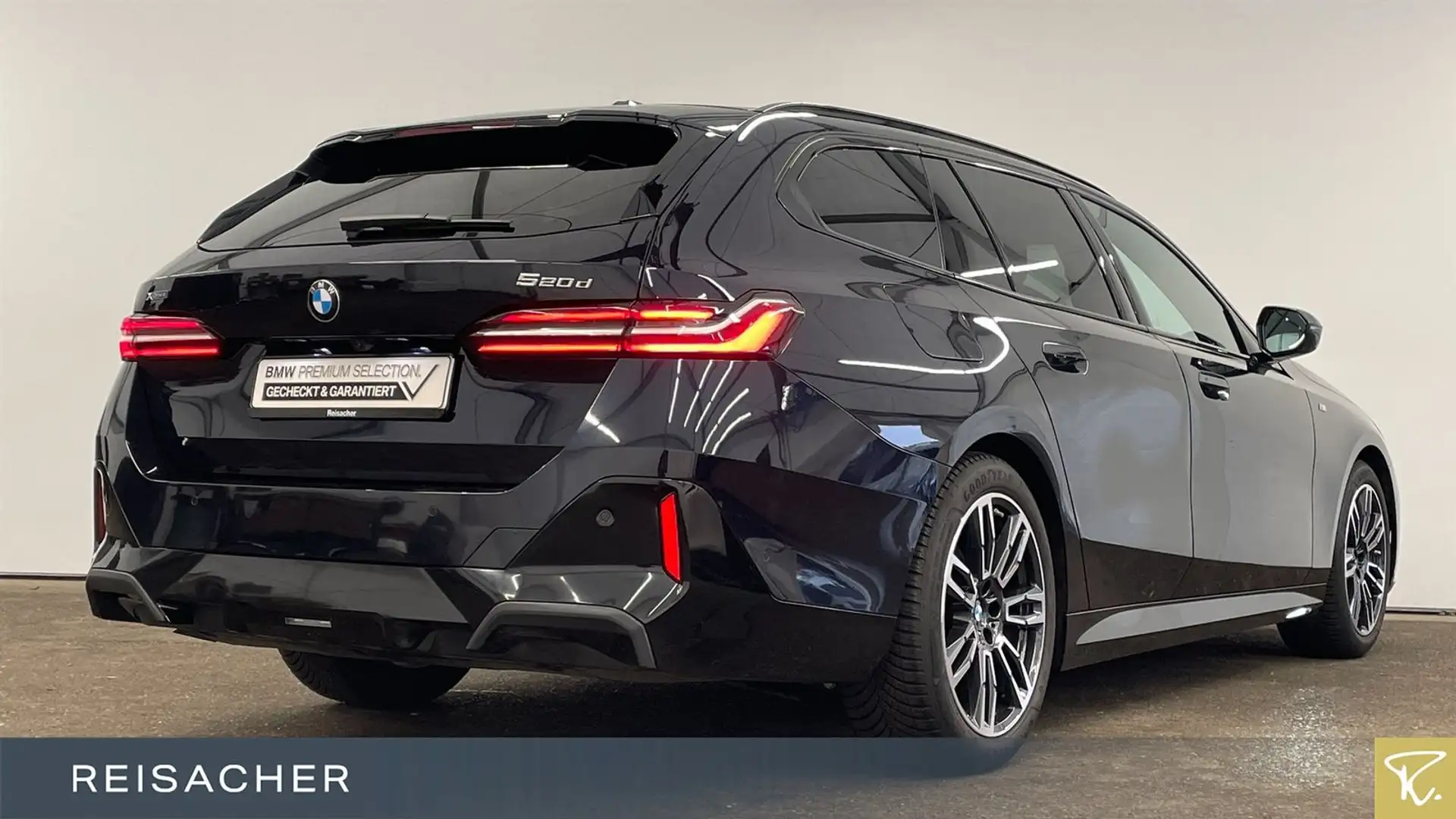 BMW 520 d xDrive Tou M-Sport AHK Pano Stdhzg H/K Schwarz - 2