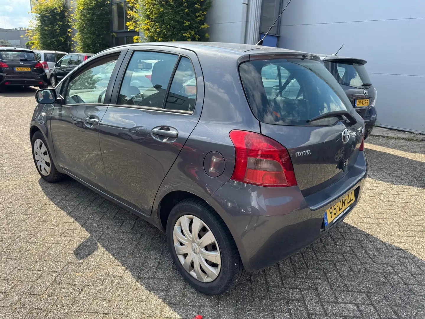 Toyota Yaris 1.3 VVTi Sol Airco, 5 DEURS, Ruime APK Grijs - 2