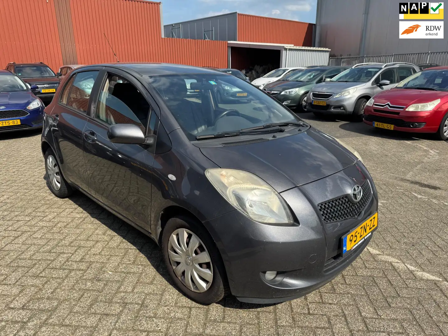 Toyota Yaris 1.3 VVTi Sol Airco, 5 DEURS, Ruime APK Grijs - 1