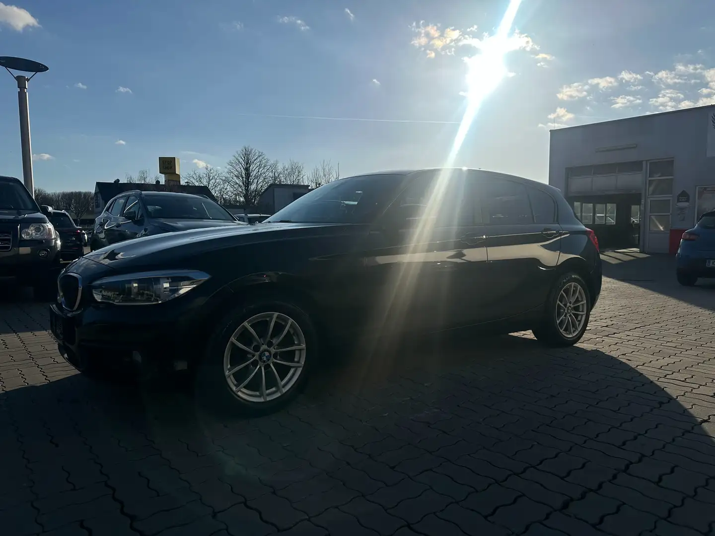 BMW 116 116d Advantage Aut. Schwarz - 1
