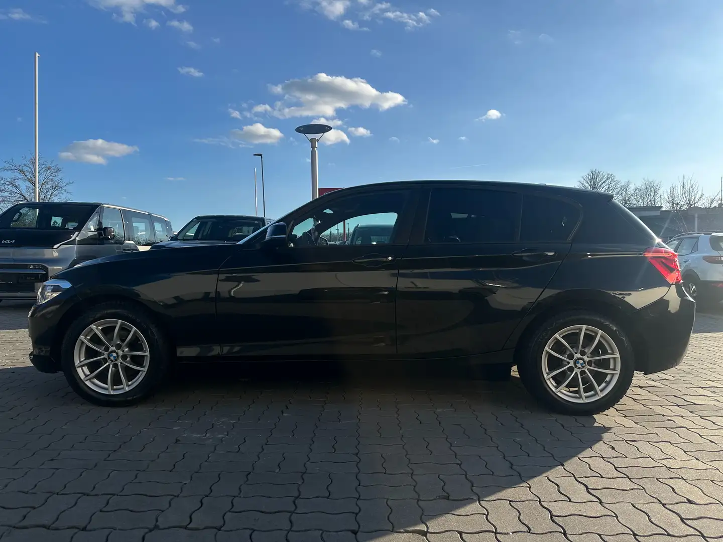 BMW 116 116d Advantage Aut. Schwarz - 2