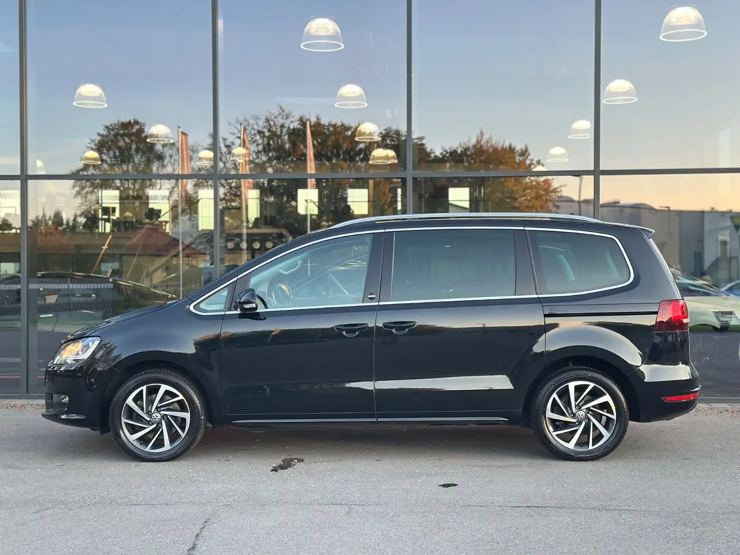 Volkswagen Sharan 2.0 TDI SCR DSG BMT SOUND 2.H/NAV/7-SITZE Schwarz - 2