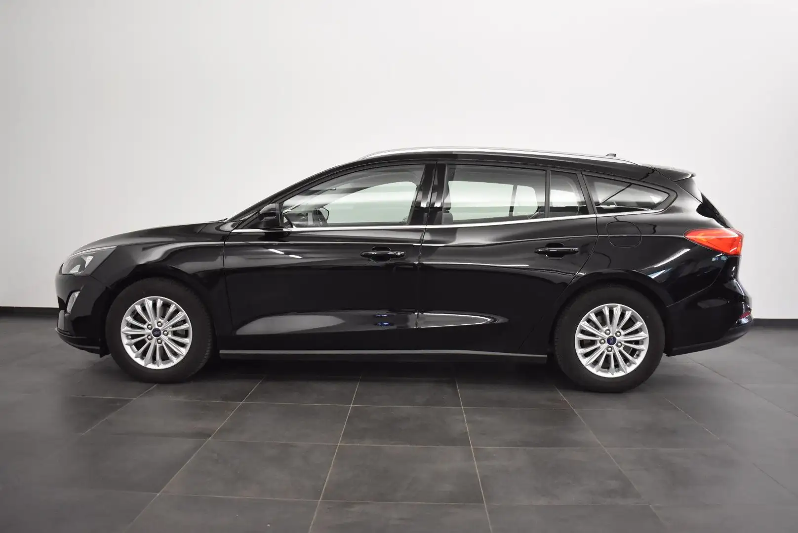 Ford Focus Turnier AUT.Titanium/NAVI/AHK/WINTERP./PDC Schwarz - 1