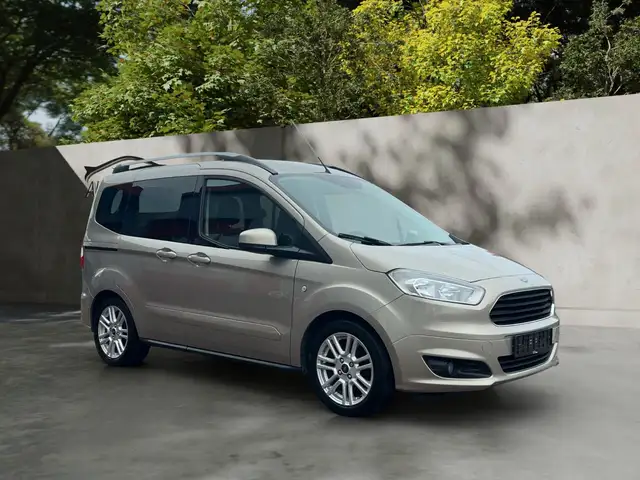 Ford Tourneo Courier Titanium/AHK/Klimaautomatik