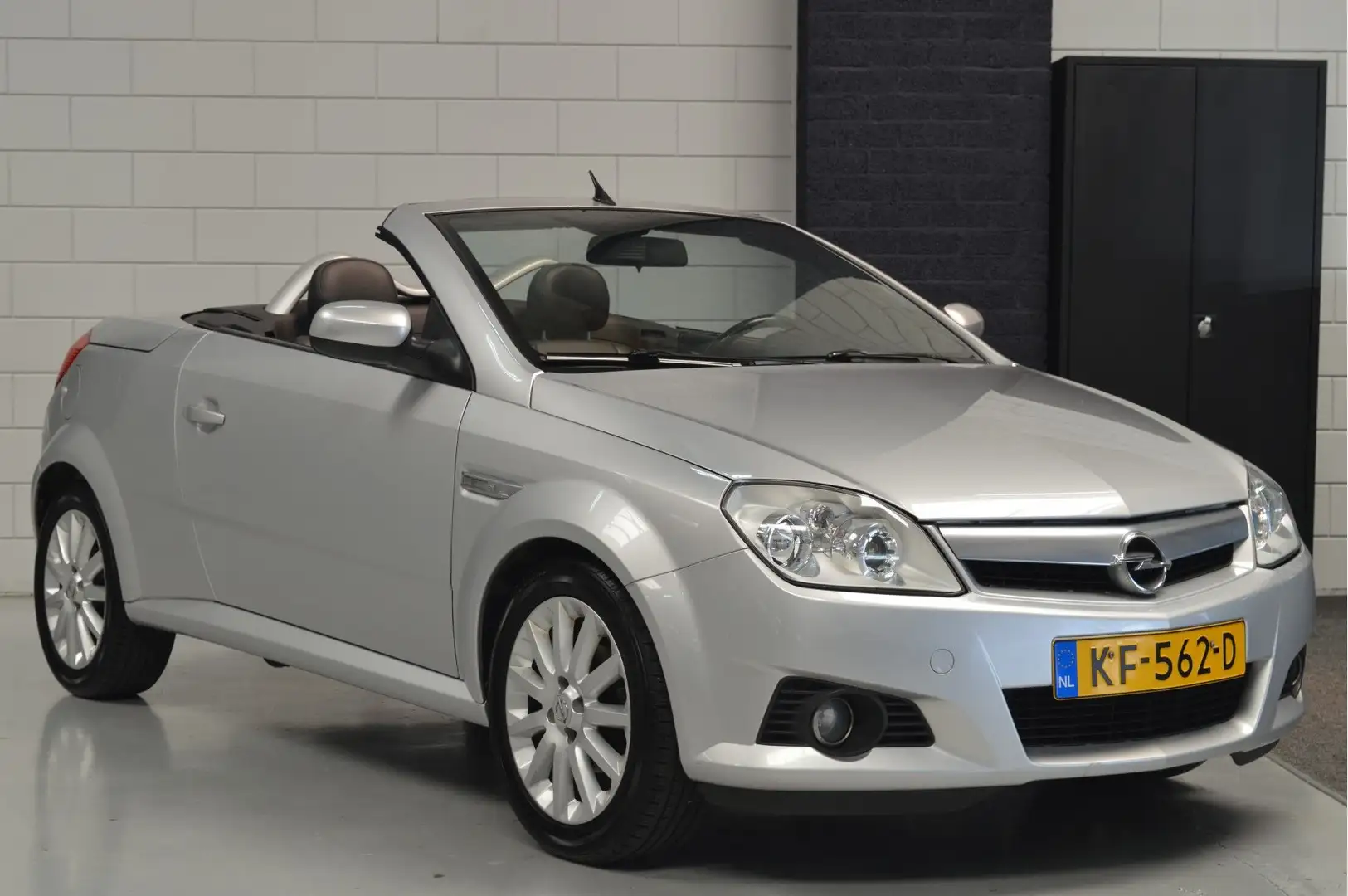 Opel Tigra TwinTop 1.8-16V COSMO // LEDER // AIRCO // Grijs - 1
