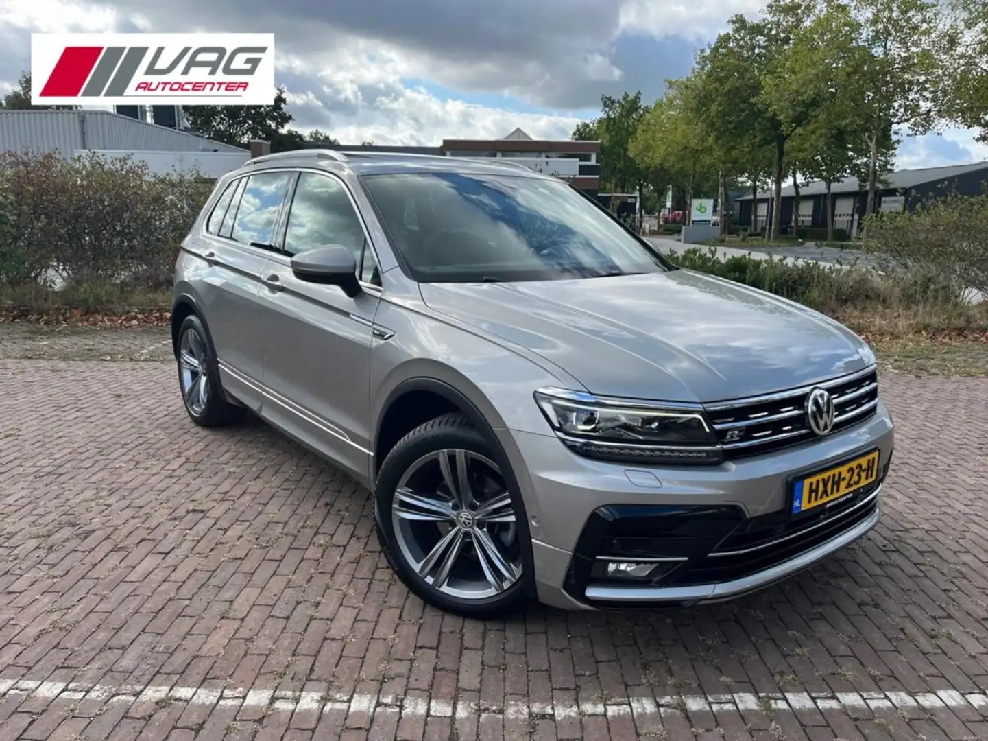 Volkswagen Tiguan 1.5 TSI DSG R-Line / Trekhaak-Pano-Carplay-Stoelve Grijs - 1