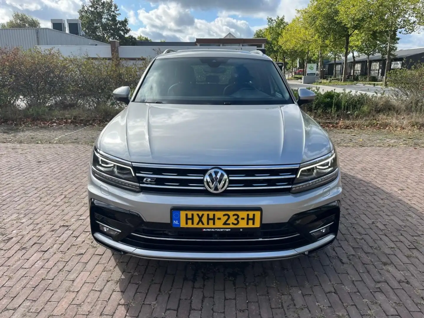 Volkswagen Tiguan 1.5 TSI DSG R-Line / Trekhaak-Pano-Carplay-Stoelve Grijs - 2