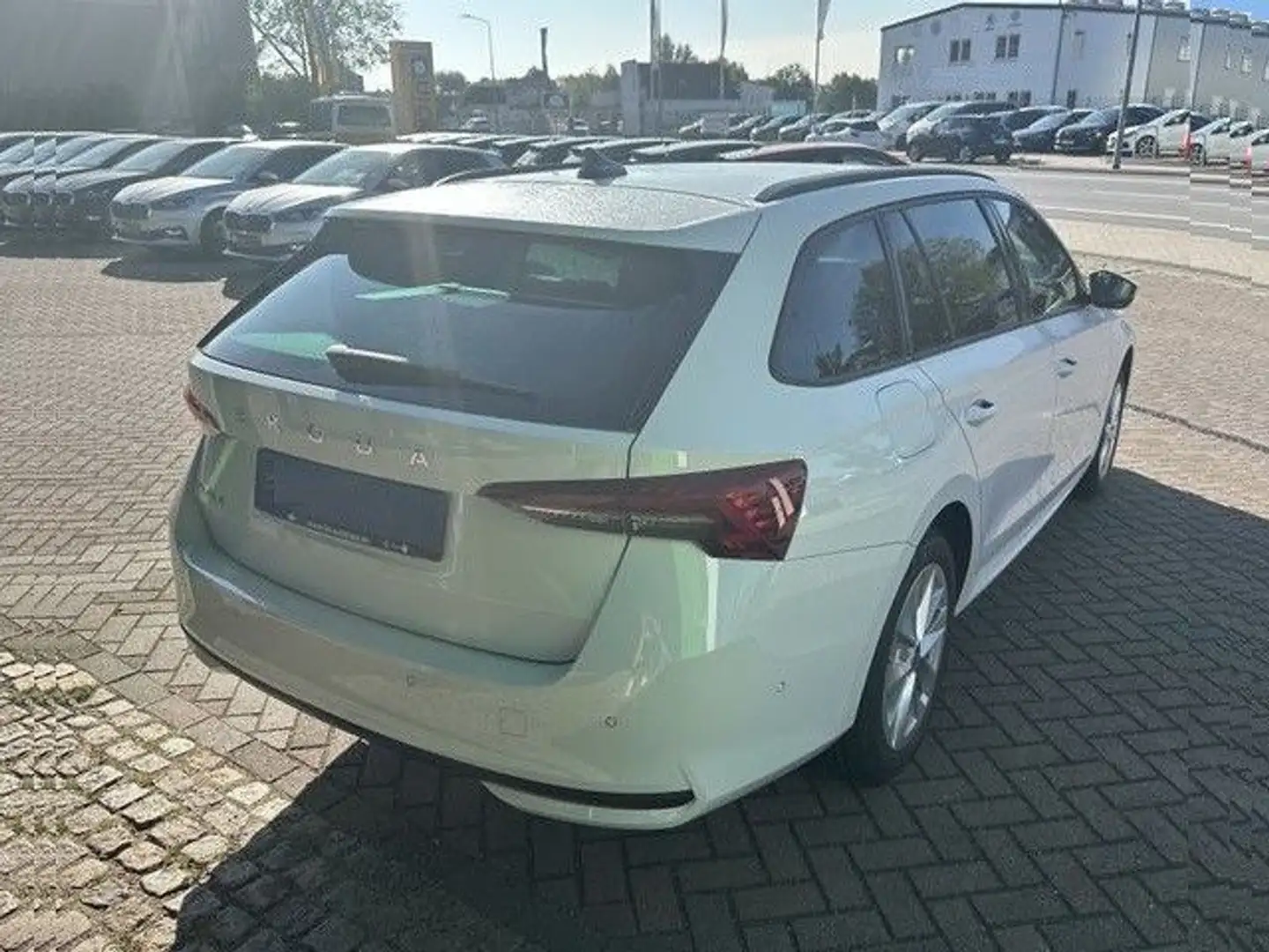 Skoda Octavia Combi 1.5 TSI DSG Select EHK Matrix Navi Weiß - 2