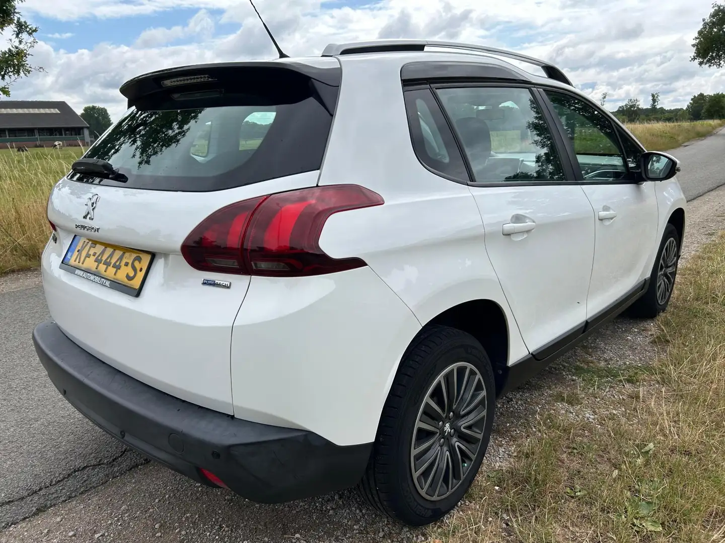 Peugeot 2008 1.2 PureTech Active keurig ond. met navi en parkee Bianco - 2