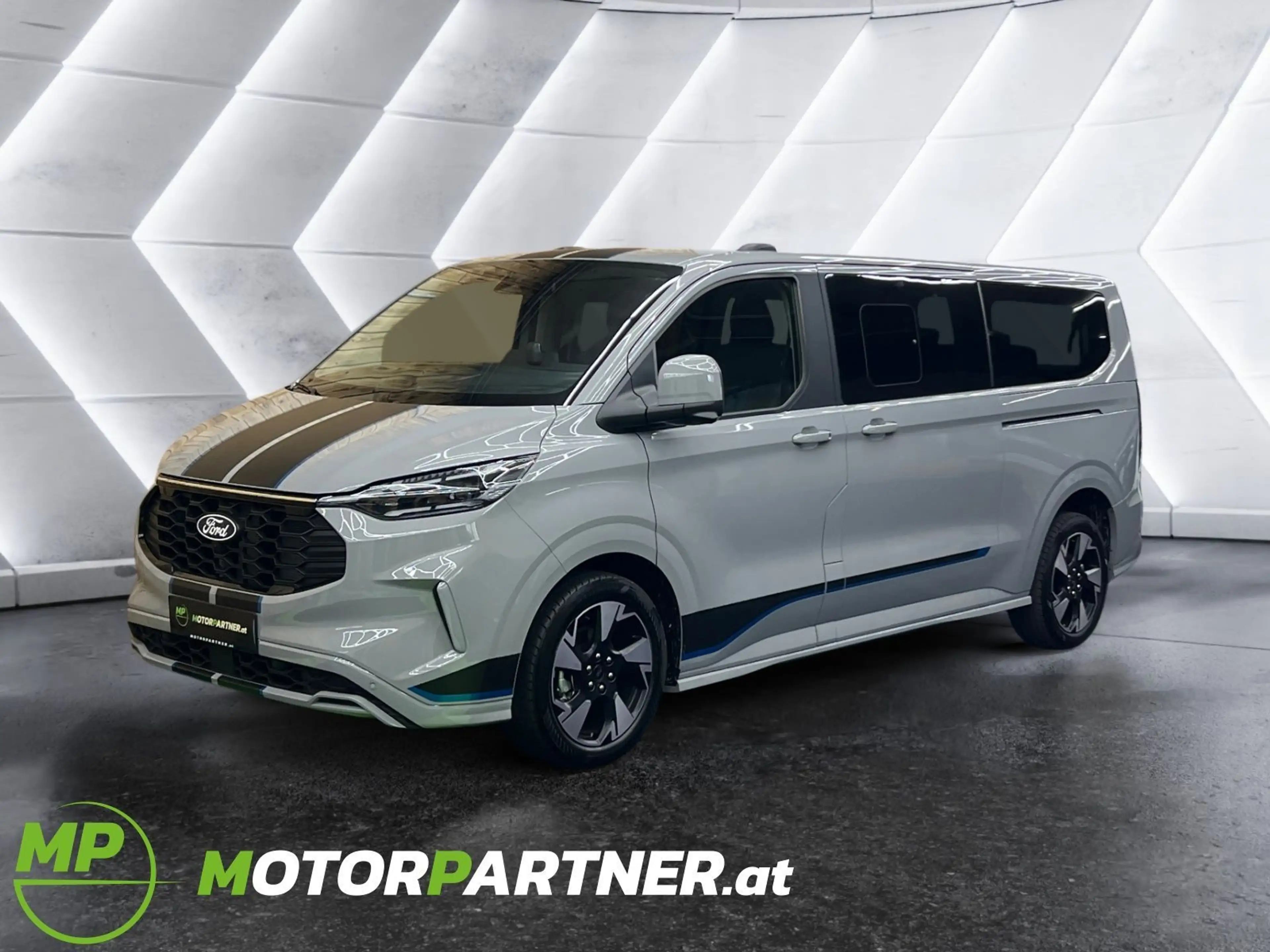 Ford Tourneo Custom Bus 8-Sitze | SPORT | L2 | ALLRAD | auf Lager