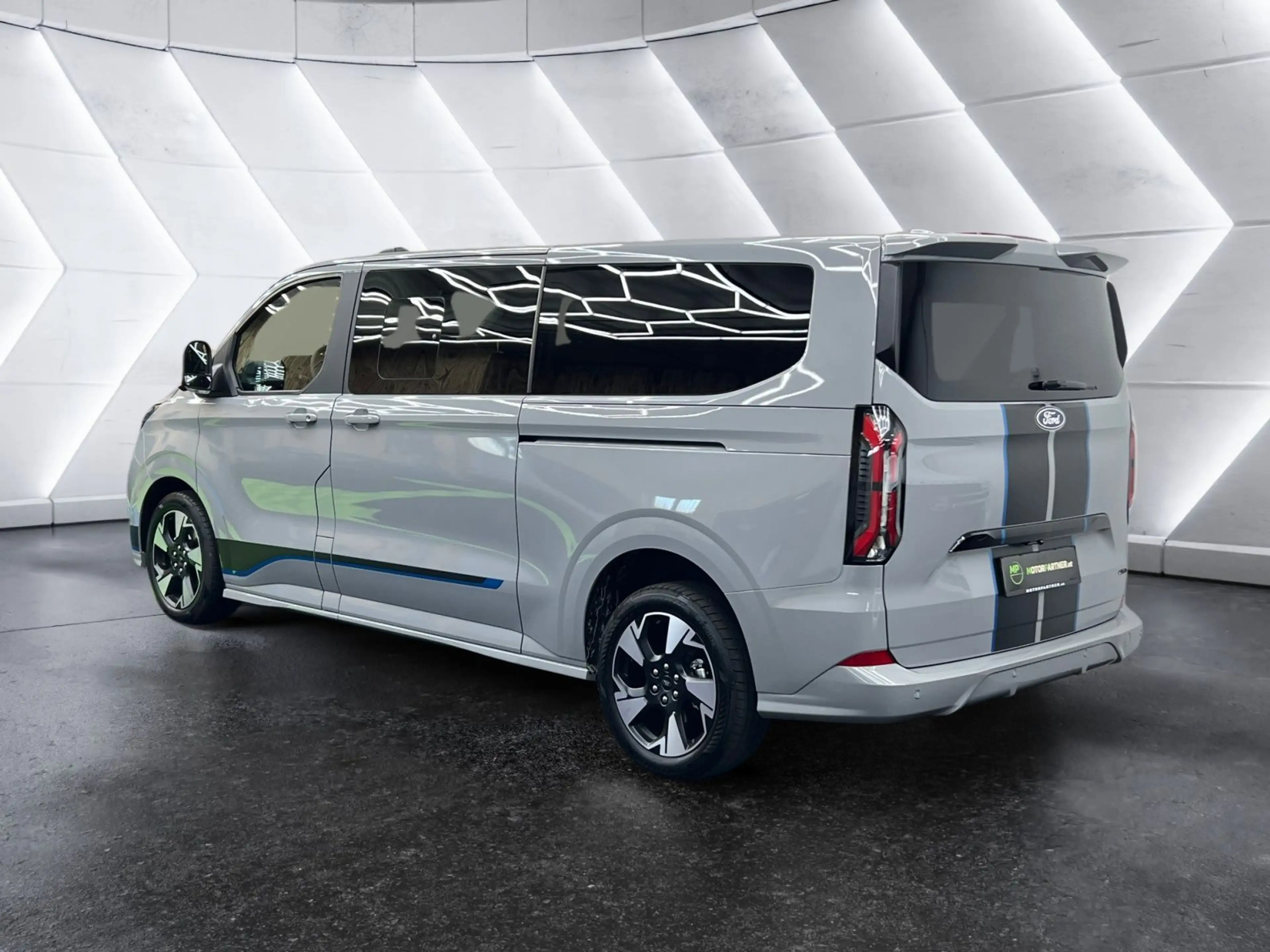 Ford Tourneo Custom Bus 8-Sitze | SPORT | L2 | ALLRAD | auf Lager — photo 3