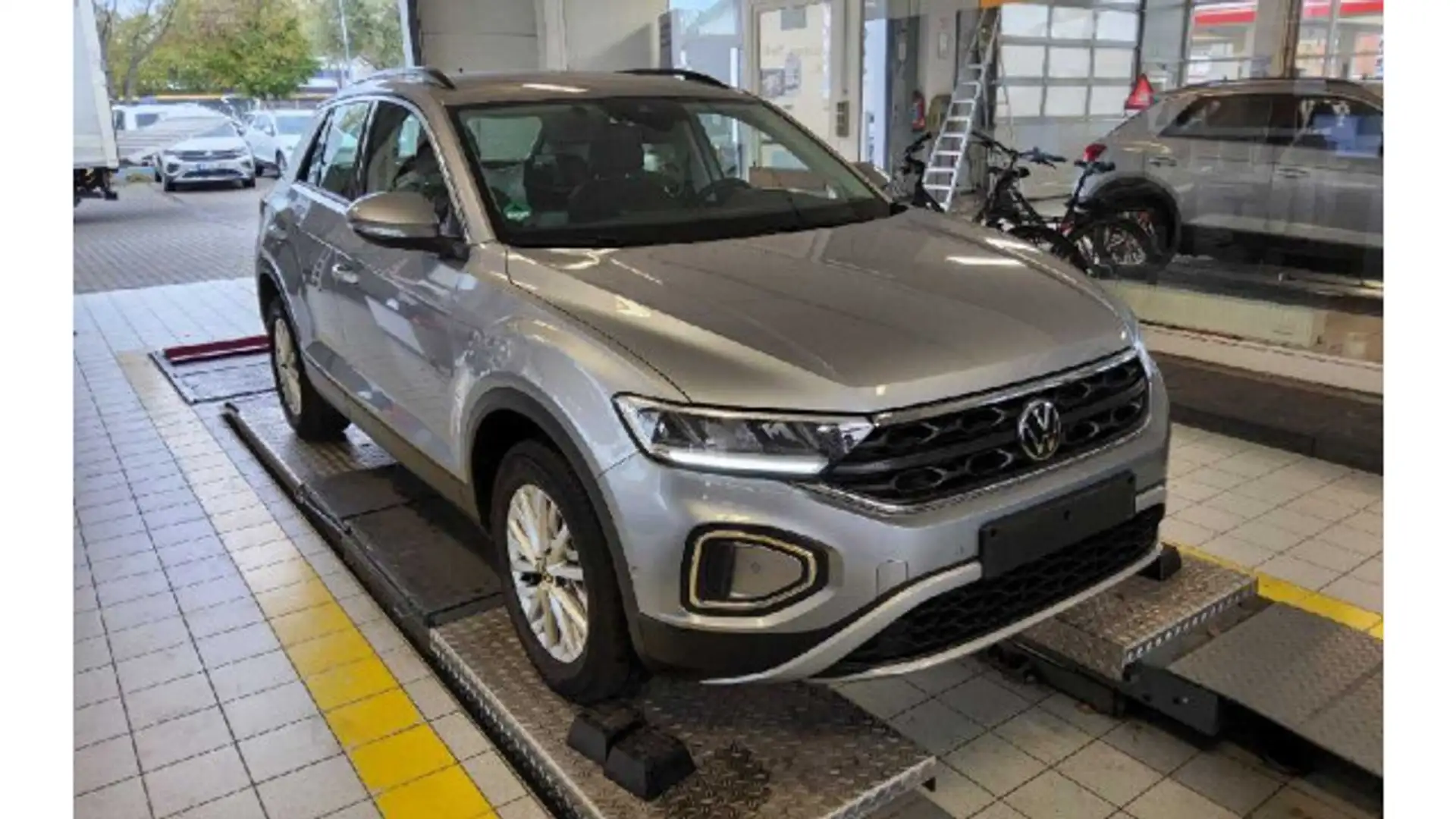 Volkswagen T-Roc 2.0 TDI Life NAVI SHZ RFK PDC APP Silber - 2