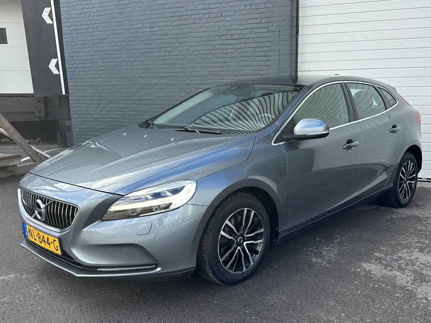 Volvo V40 1.5 T2 Nordic+ AUTOMAAT-PANO-DEALERONDERHOUDEN Grijs - 2