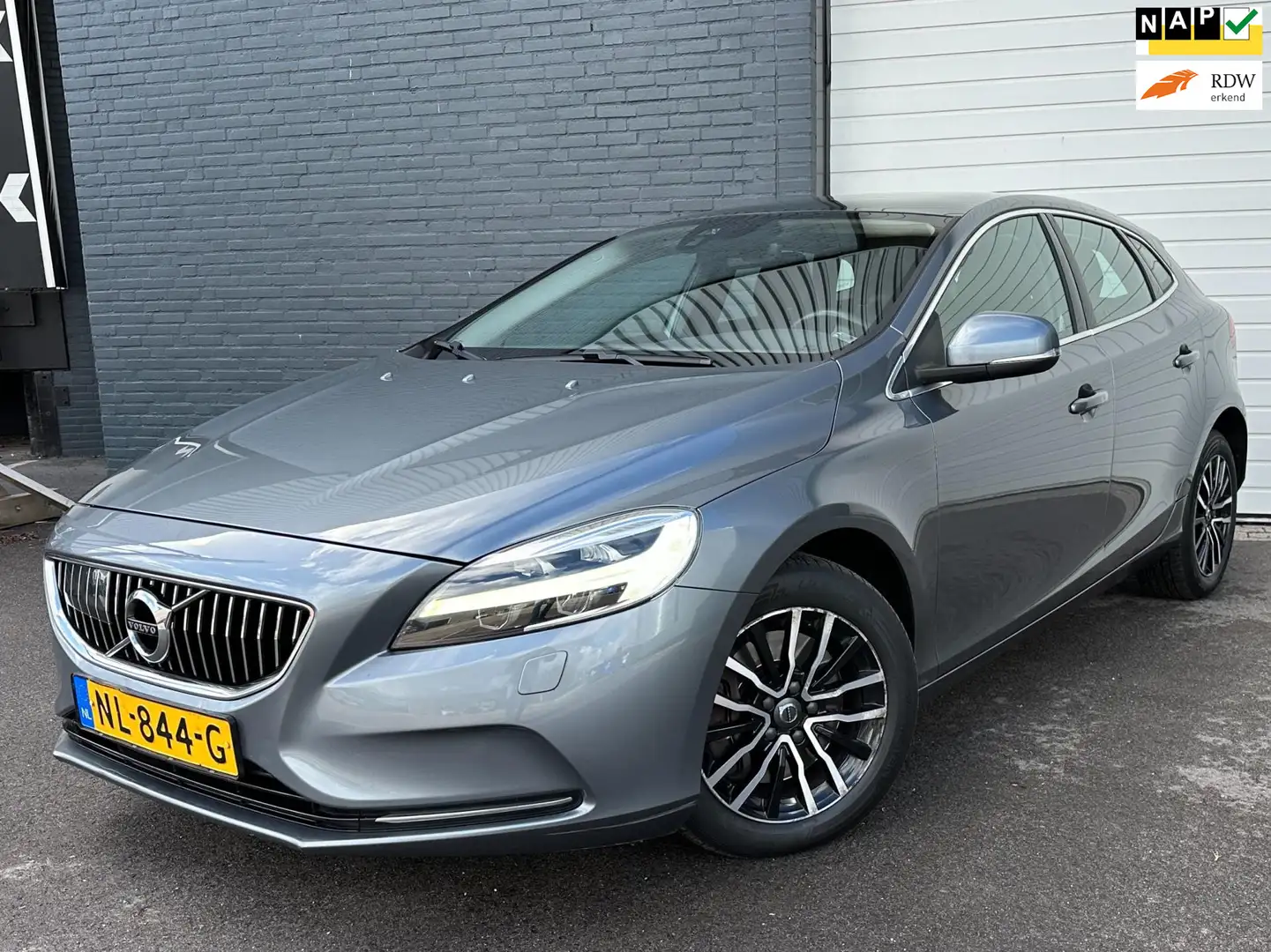 Volvo V40 1.5 T2 Nordic+ AUTOMAAT-PANO-DEALERONDERHOUDEN Grijs - 1
