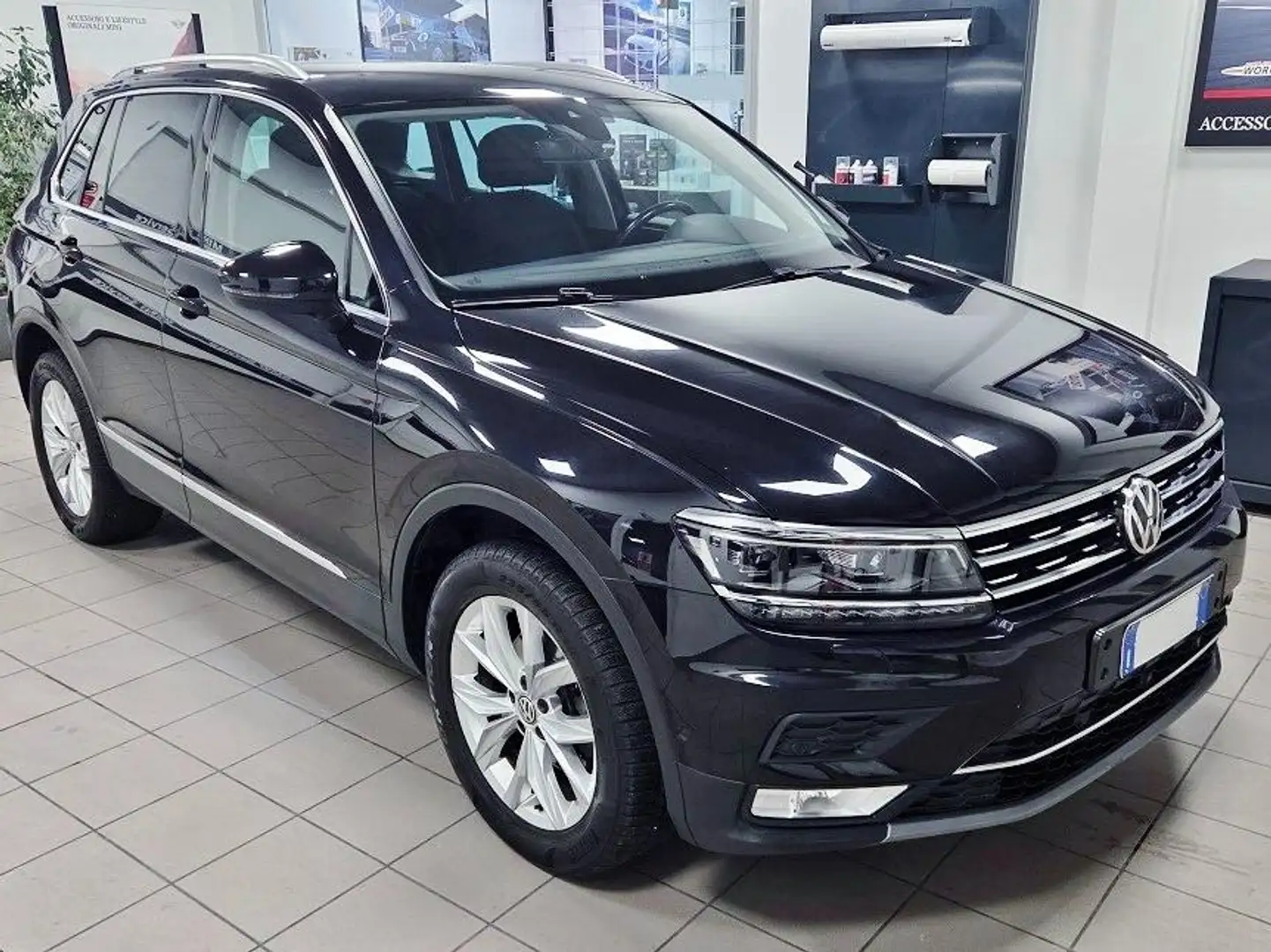 Volkswagen Tiguan Tiguan II 2017 2.0 tdi Executive 4motion 150cv DSG Nero - 2