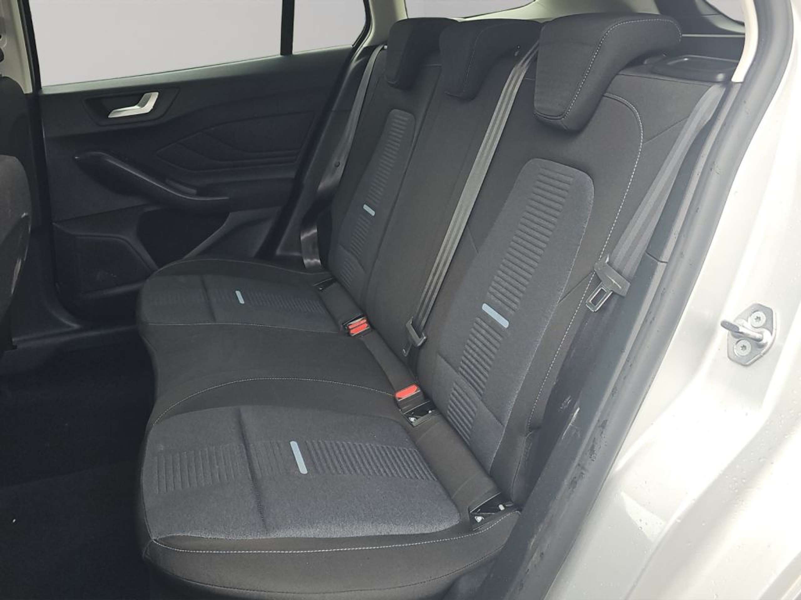 Fahrzeugabbildung Ford Focus Turnier 1.0 EcoBoost Hybrid Aut. ACTIVE - mit KI generiert/bearbeitet
