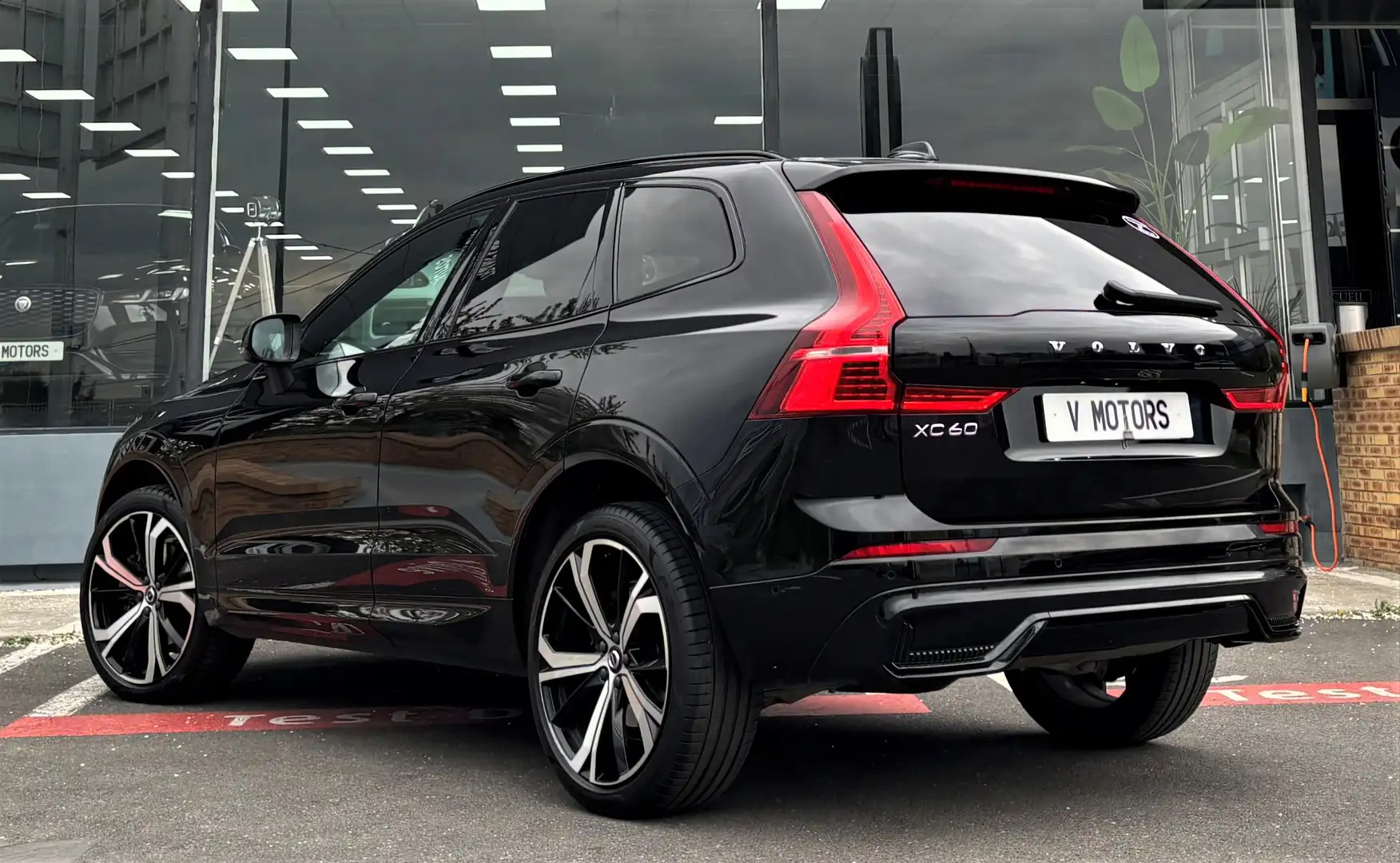 Volvo XC60 Inscription Luxe R Performance Virtuel New 1erMain Schwarz - 2
