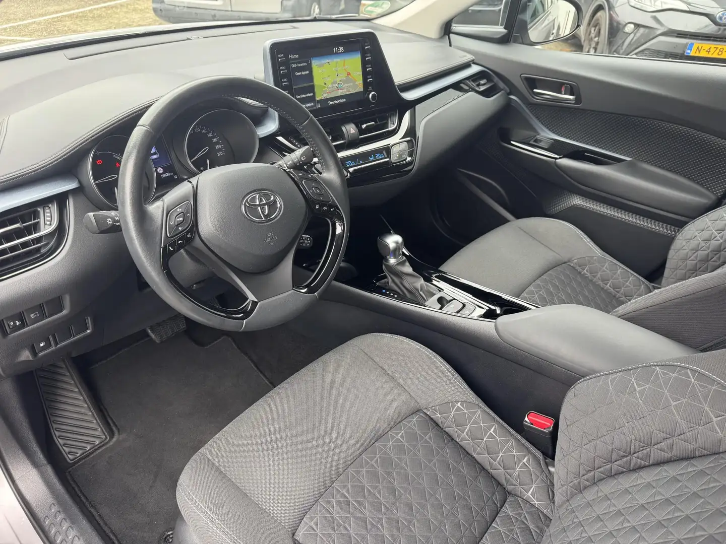 Toyota C-HR 2.0 HYBRID DYNAMIC TREKHAAK 4S-BANDEN NAVI PARK-SE Grijs - 2