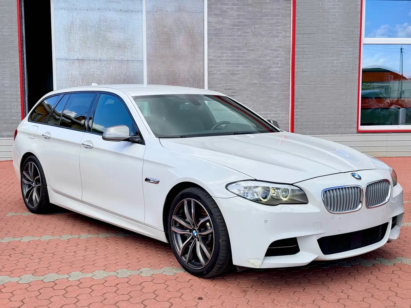 BMW 550 M 550d Touring xdrive *MOTORE 120.000KM* bijela - 1