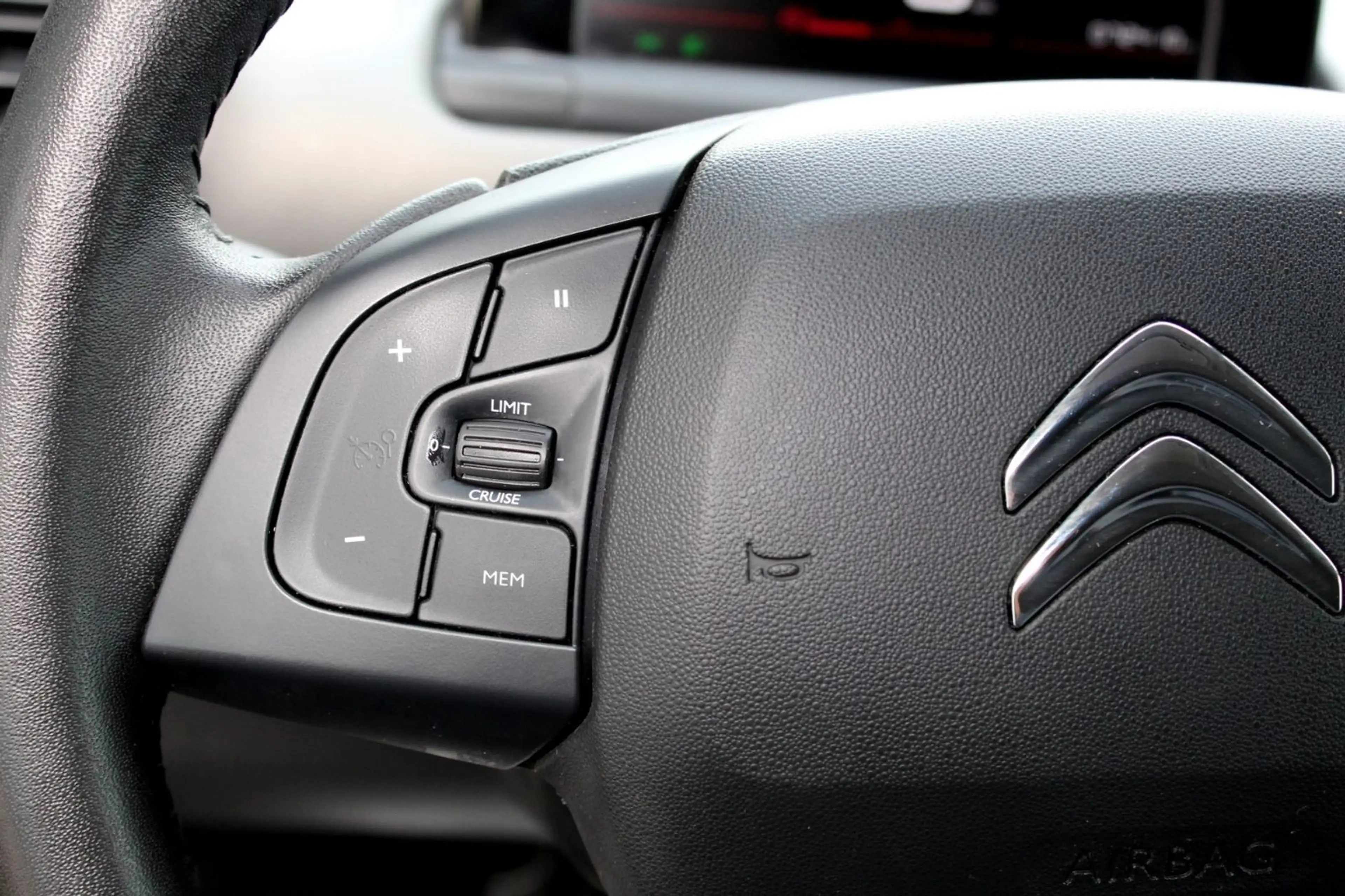 Citroen C4 Cactus C-Series Sitzheizung Tempomat TÜV Neu — photo 8