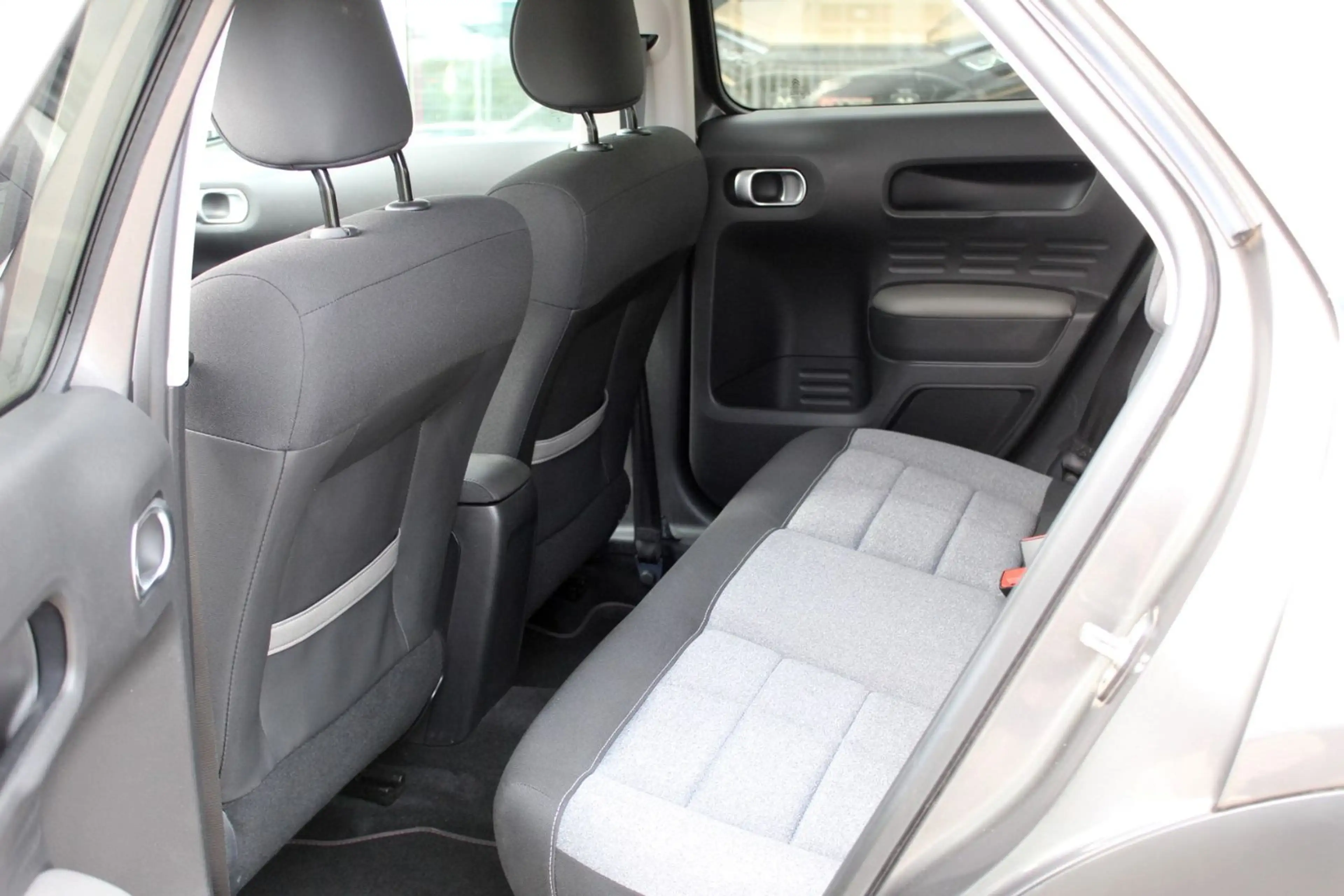 Citroen C4 Cactus C-Series Sitzheizung Tempomat TÜV Neu — photo 10