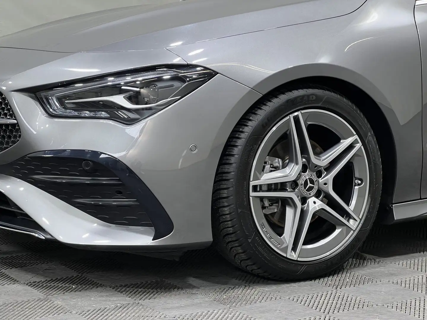 Mercedes-Benz CLA 180 AMG Premium Panorama+Fahrassistenz !! Grau - 2
