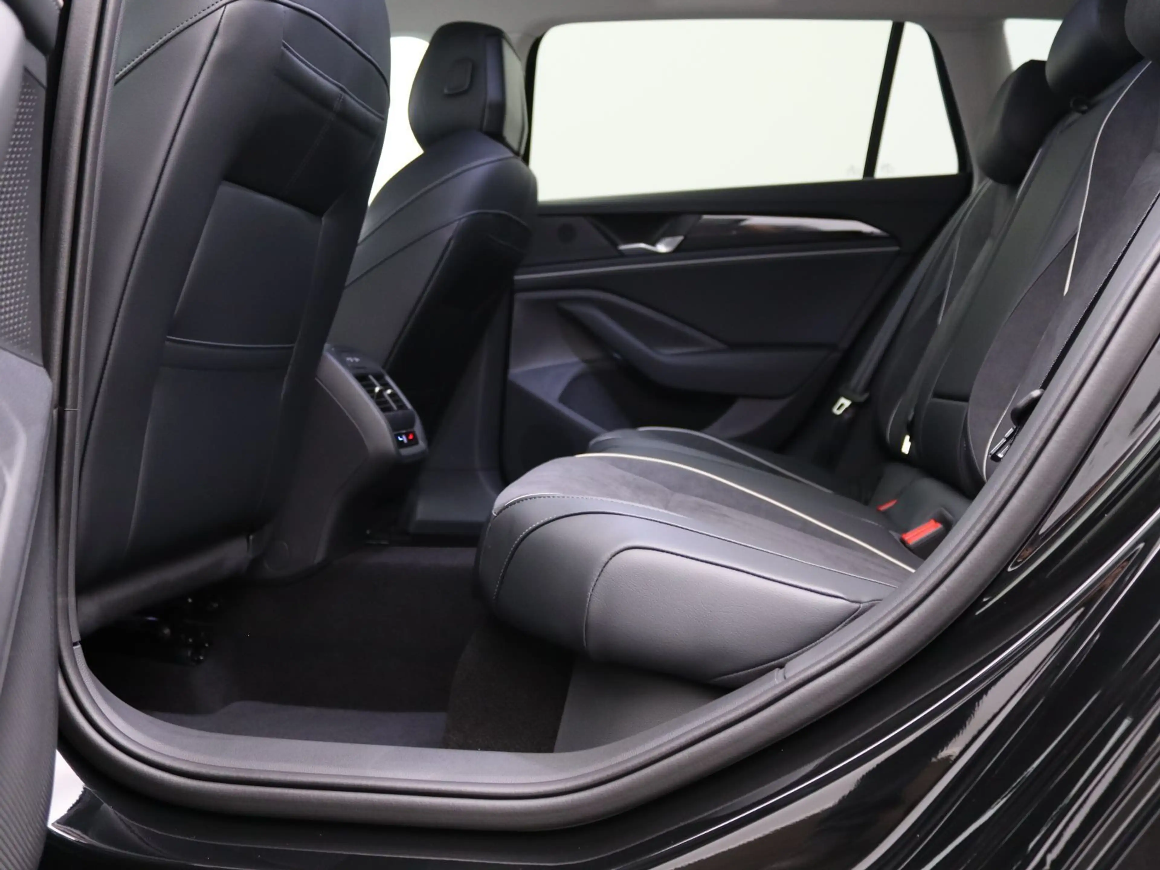 Volkswagen Passat Variant Business 2.0 TDI DSG / Navi, AHK — photo 11