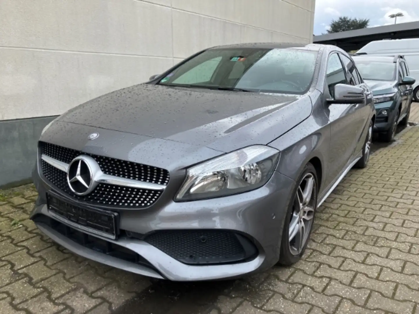 Mercedes-Benz A 200 AMG Line Navi Fahrerprofil SHZ Parklenkass. Notbre Grau - 1